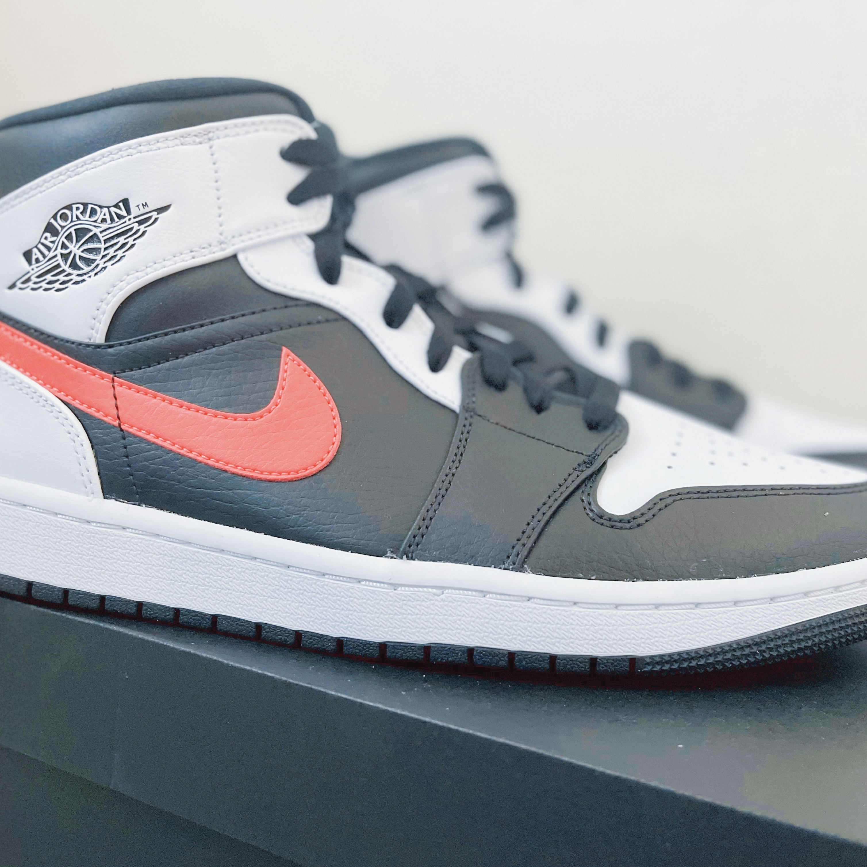 Jordan 1 Mid Black Chile Red 착용 스타일