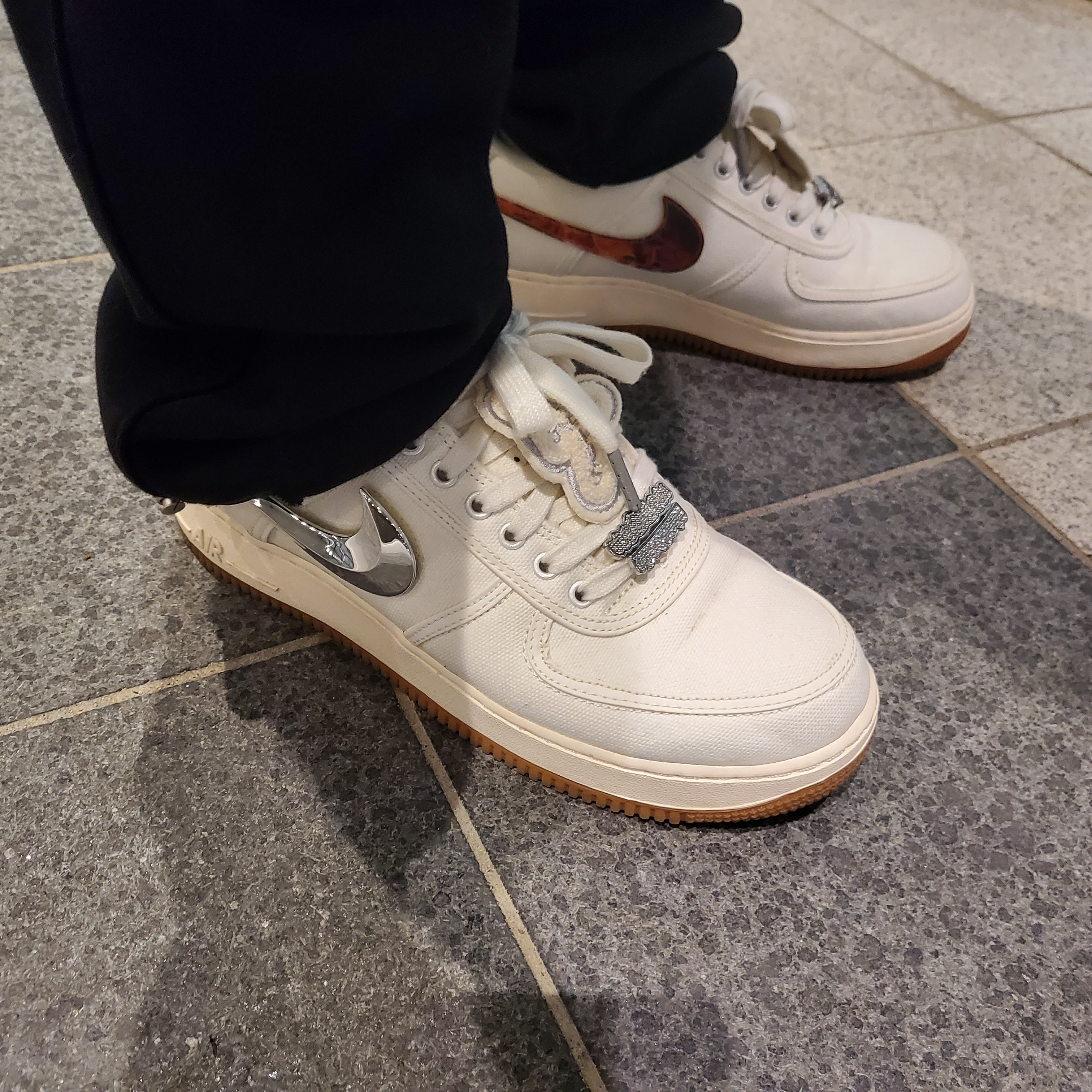 Nike x Travis Scott Air Force 1 Low Sail 착용 스타일 - 2
