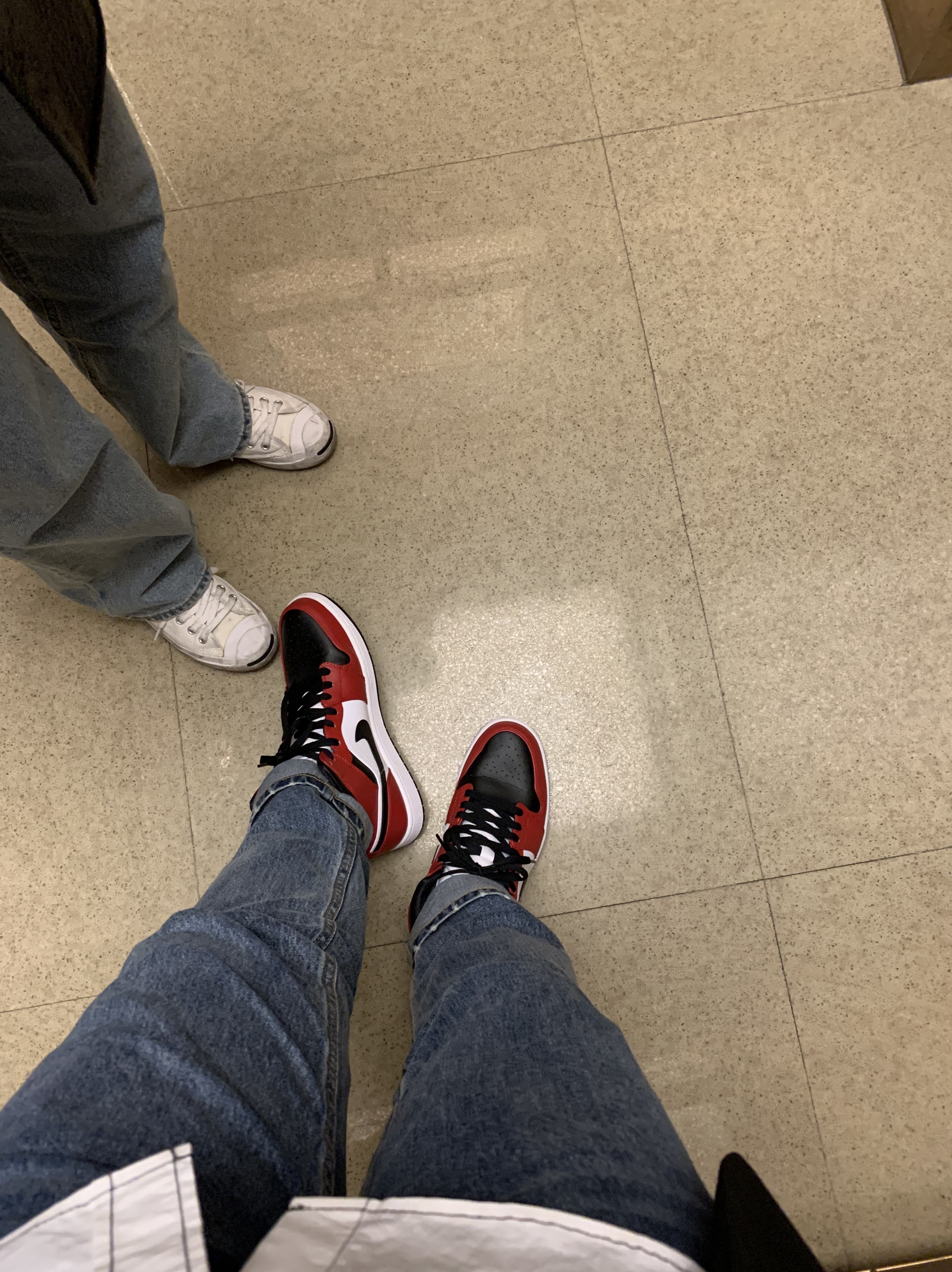 Jordan 1 Mid Chicago Black Toe 착용 스타일 - 2