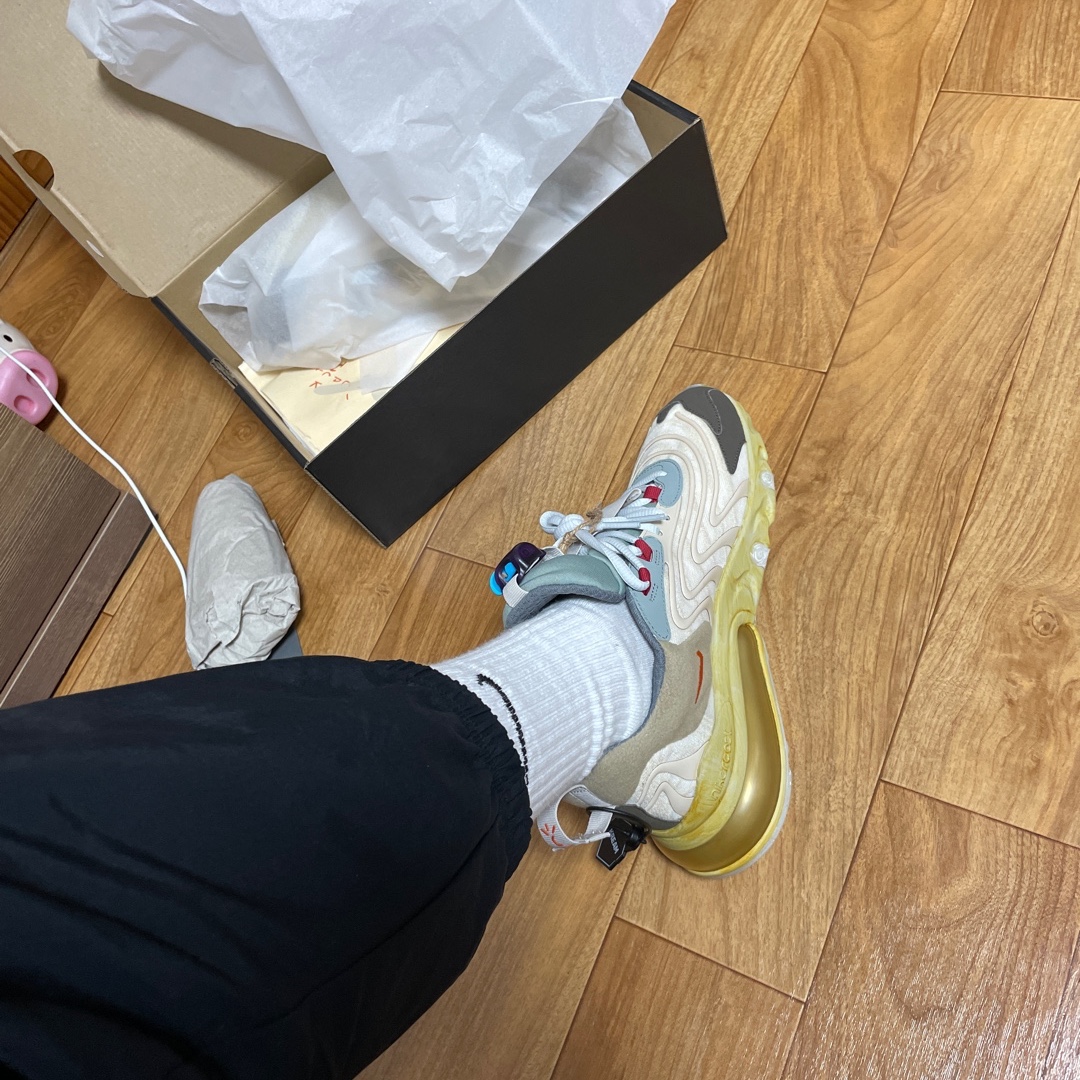Nike x Travis Scott Air Max 270 React Cactus Trails, Supreme x Nike Jewel Reversible Ripstop Pants Black - 20FW 착용 스타일