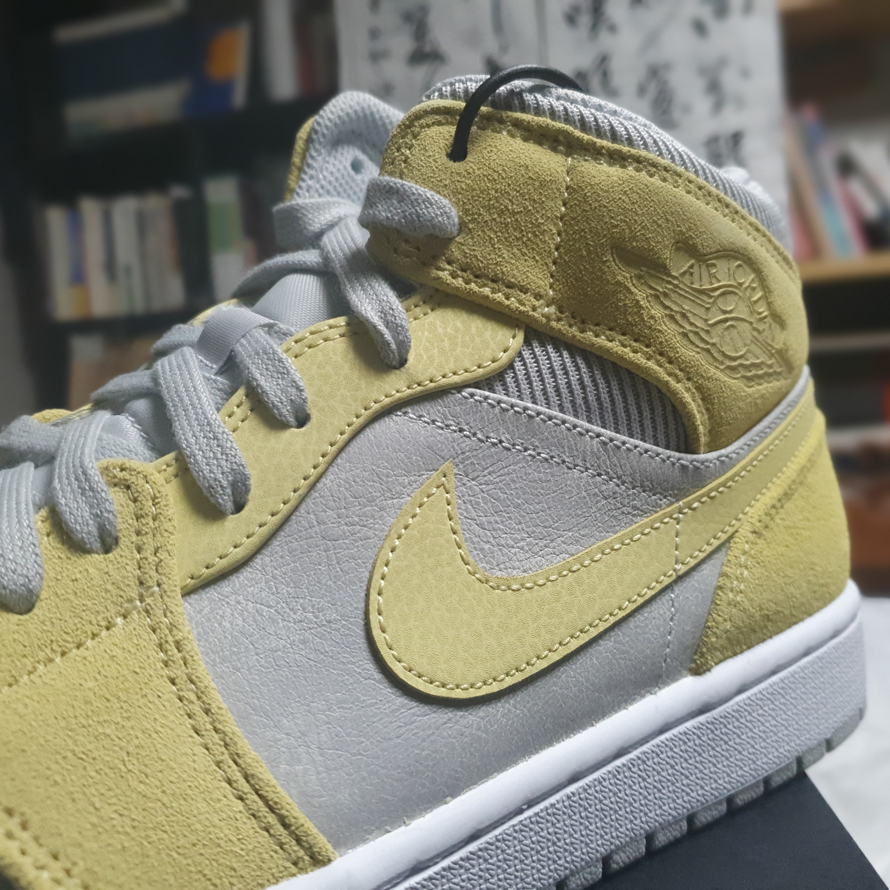 Jordan 1 Mid SE Grey Fog Lemon Wash 착용 스타일 - 2