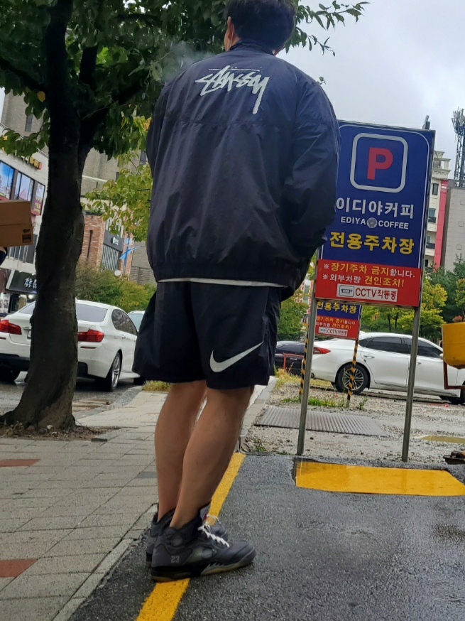 Jordan 5 x Off-White Retro SP Black Muslin, Nike x Stussy Windrunner Jacket Off Noir 착용 스타일