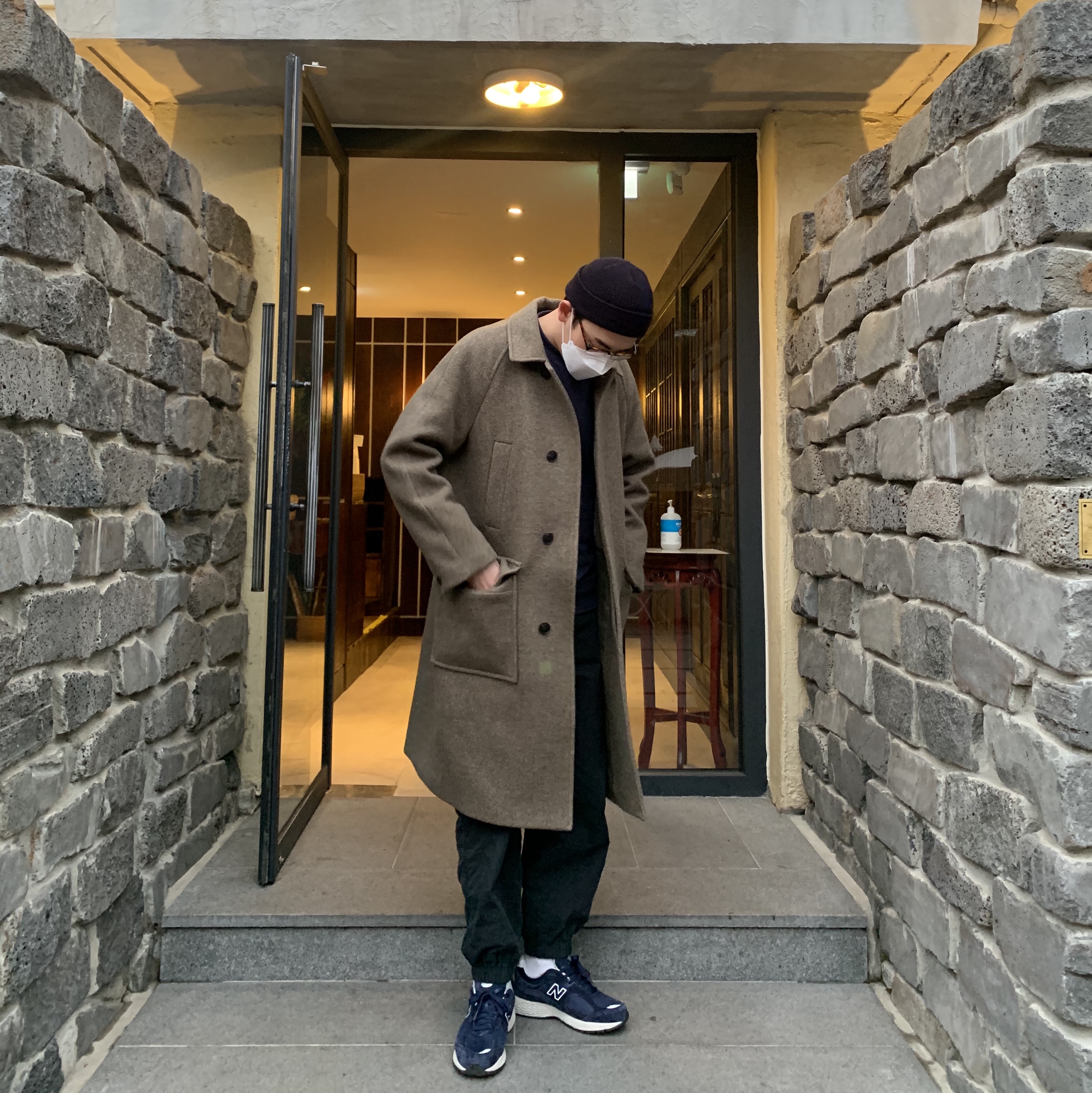 New Balance 2002R Navy 착용 스타일