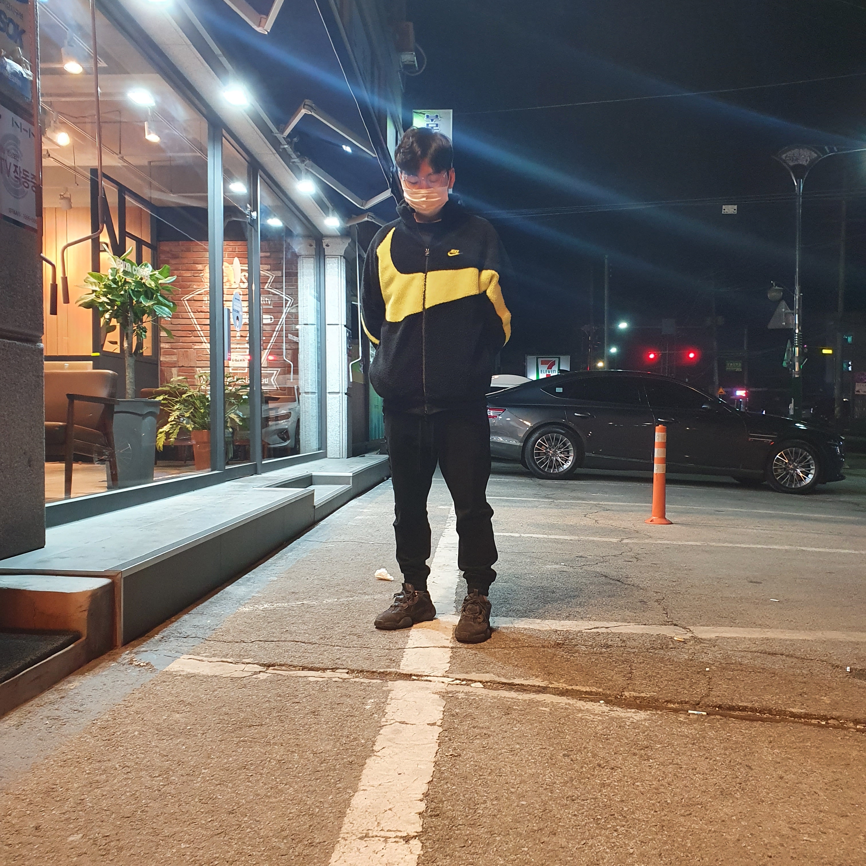 Adidas Yeezy 500 Utility Black 2018/2020, Nike Big Swoosh Full Zip Jacket Black Volt 착용 스타일