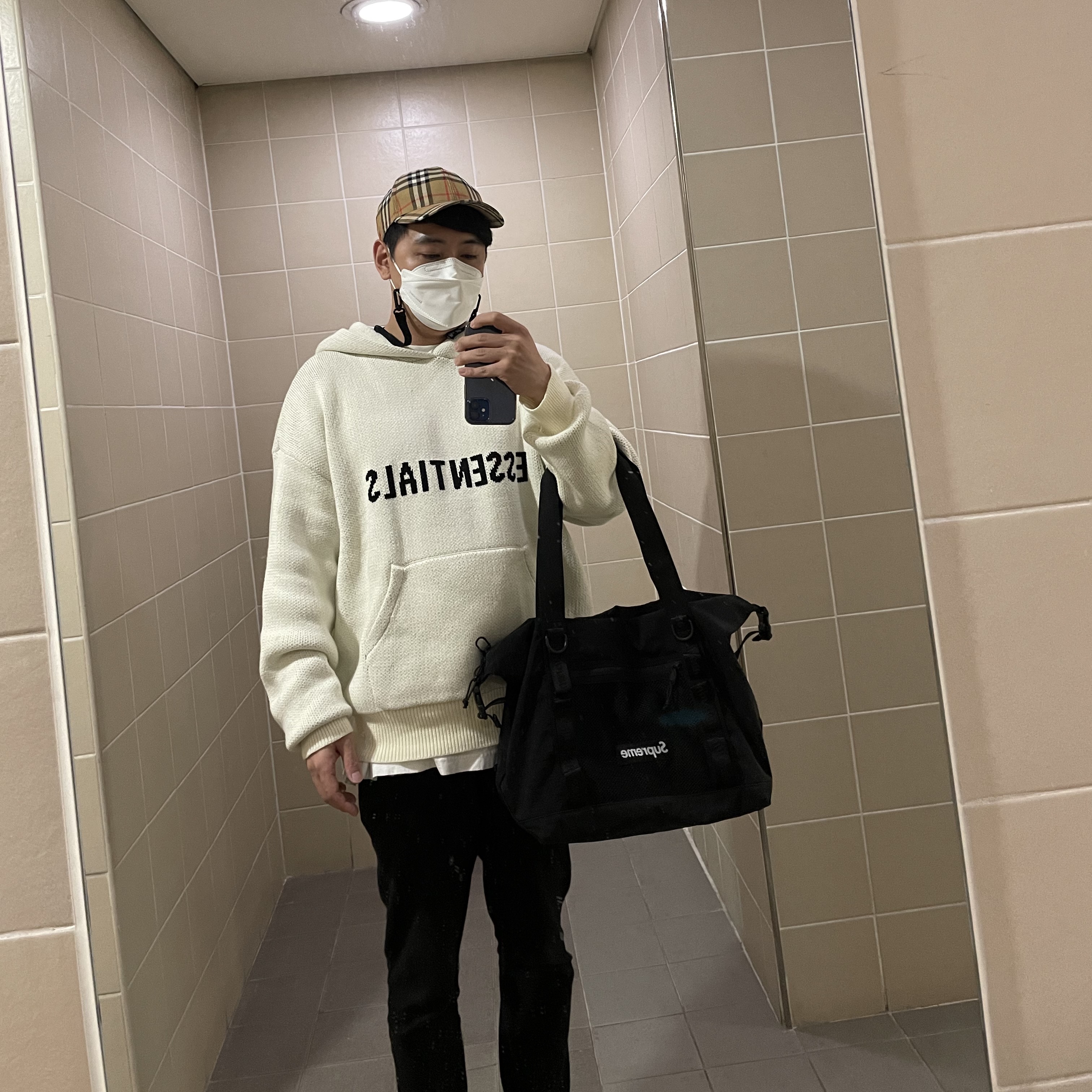 Supreme Zip Tote Black - 20FW, Essentials Knit Hoodie Cream - 20FW 착용 스타일