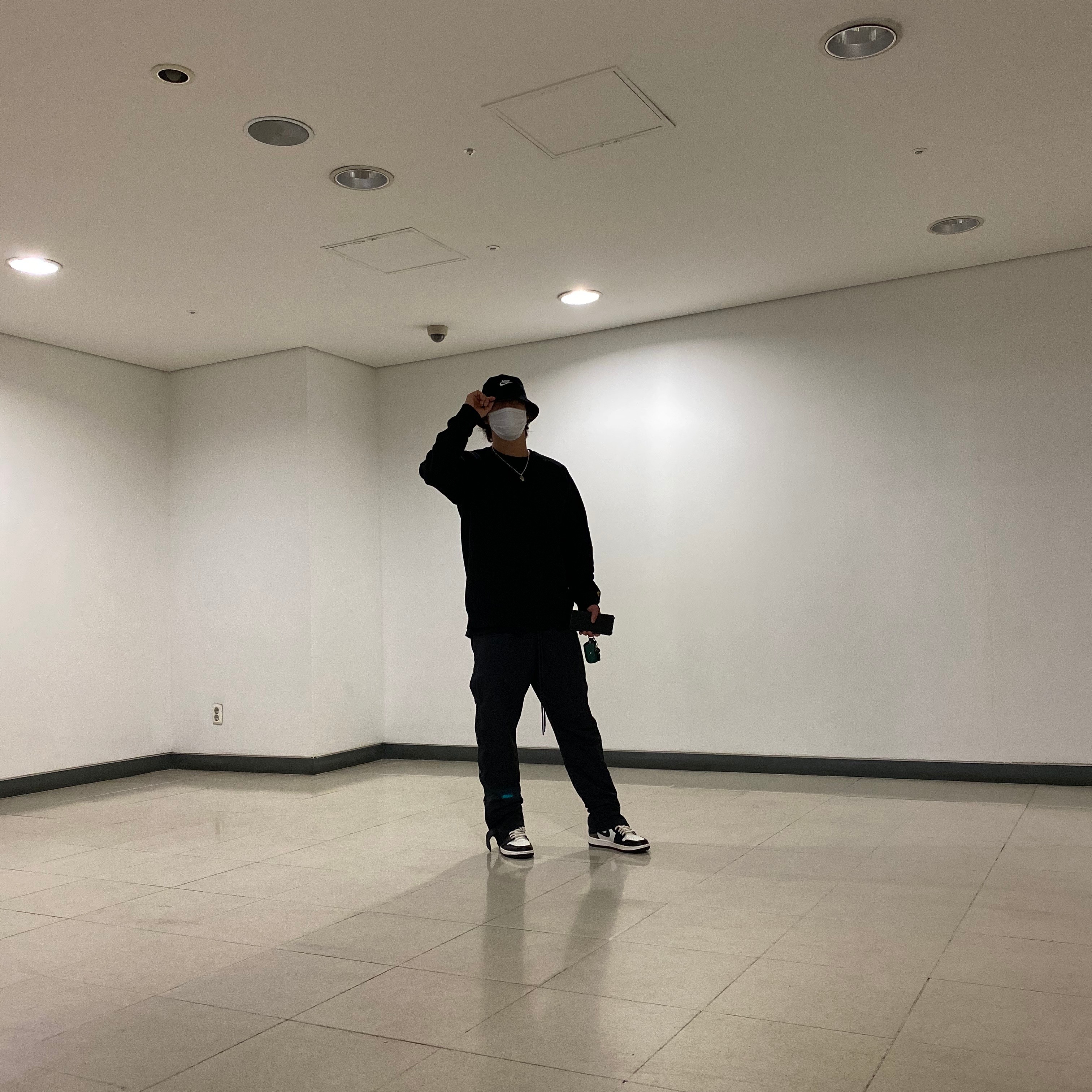 Jordan 1 Retro High OG Black Mocha, Nike x Fear of God Warm Up Pants Off Noir 착용 스타일 - 2