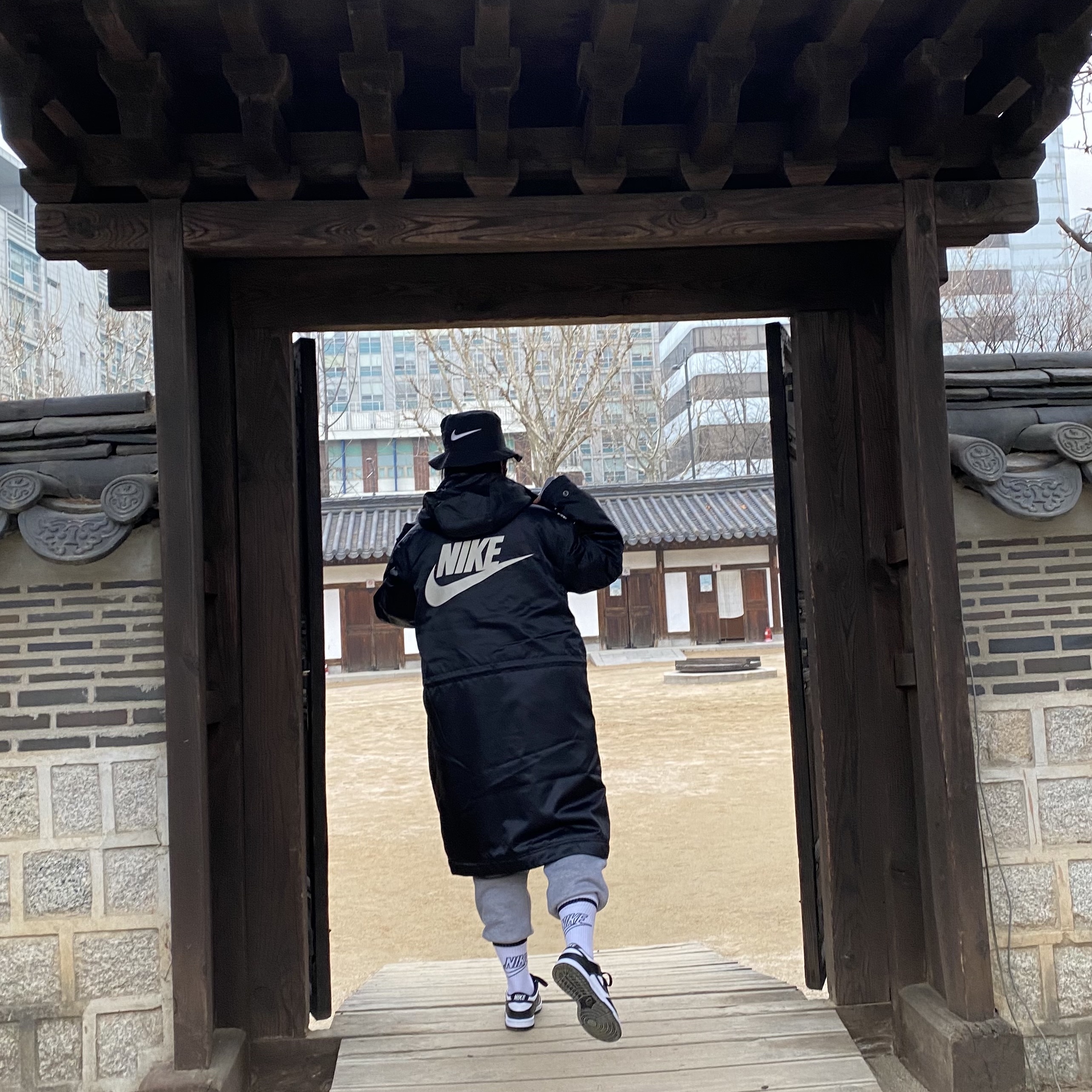 Nike x Stussy Bucket Hat Black, Off-White x Amore Pacific Protection Box (Without Cosmetics) 착용 스타일 - 3