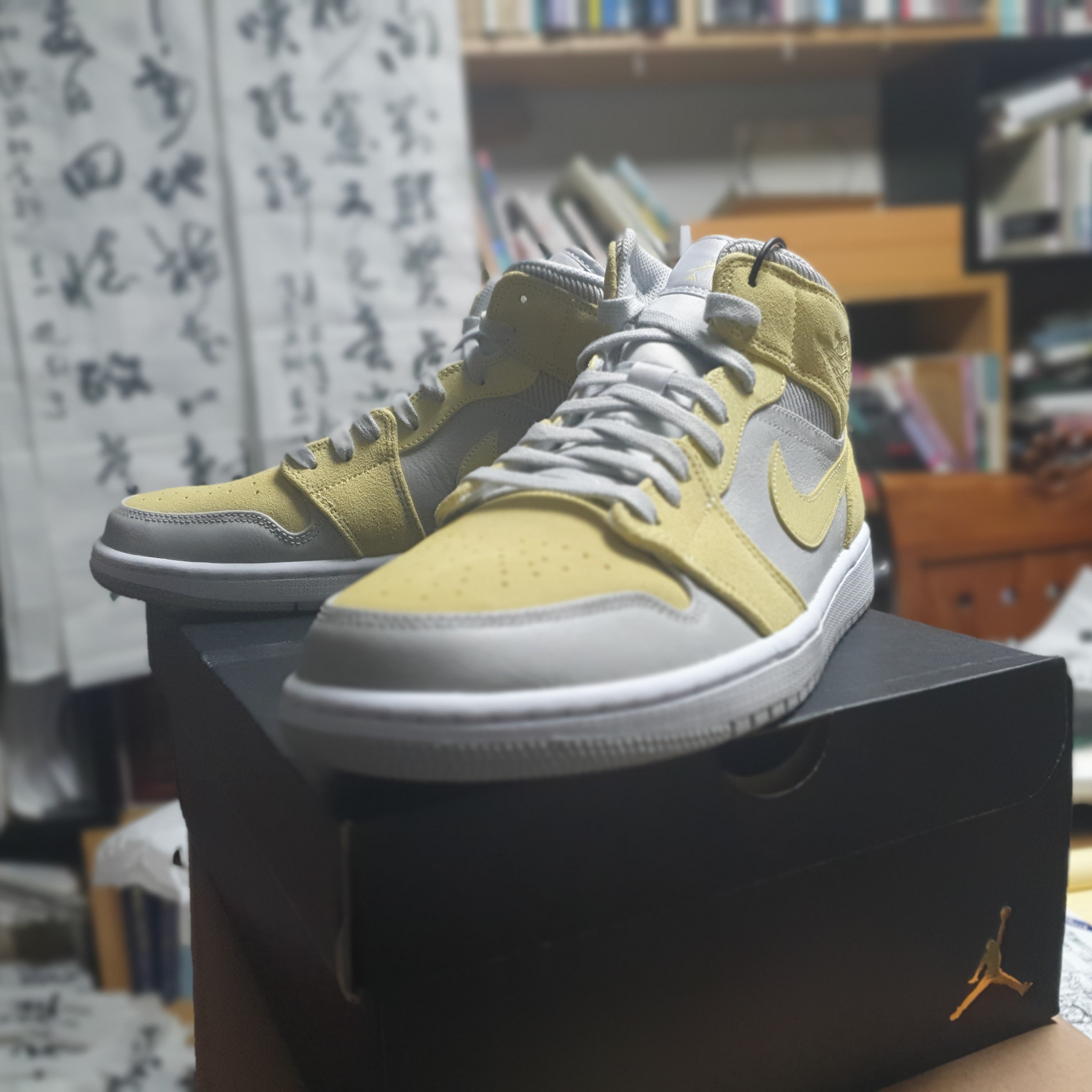 Jordan 1 Mid SE Grey Fog Lemon Wash 착용 스타일 - 1