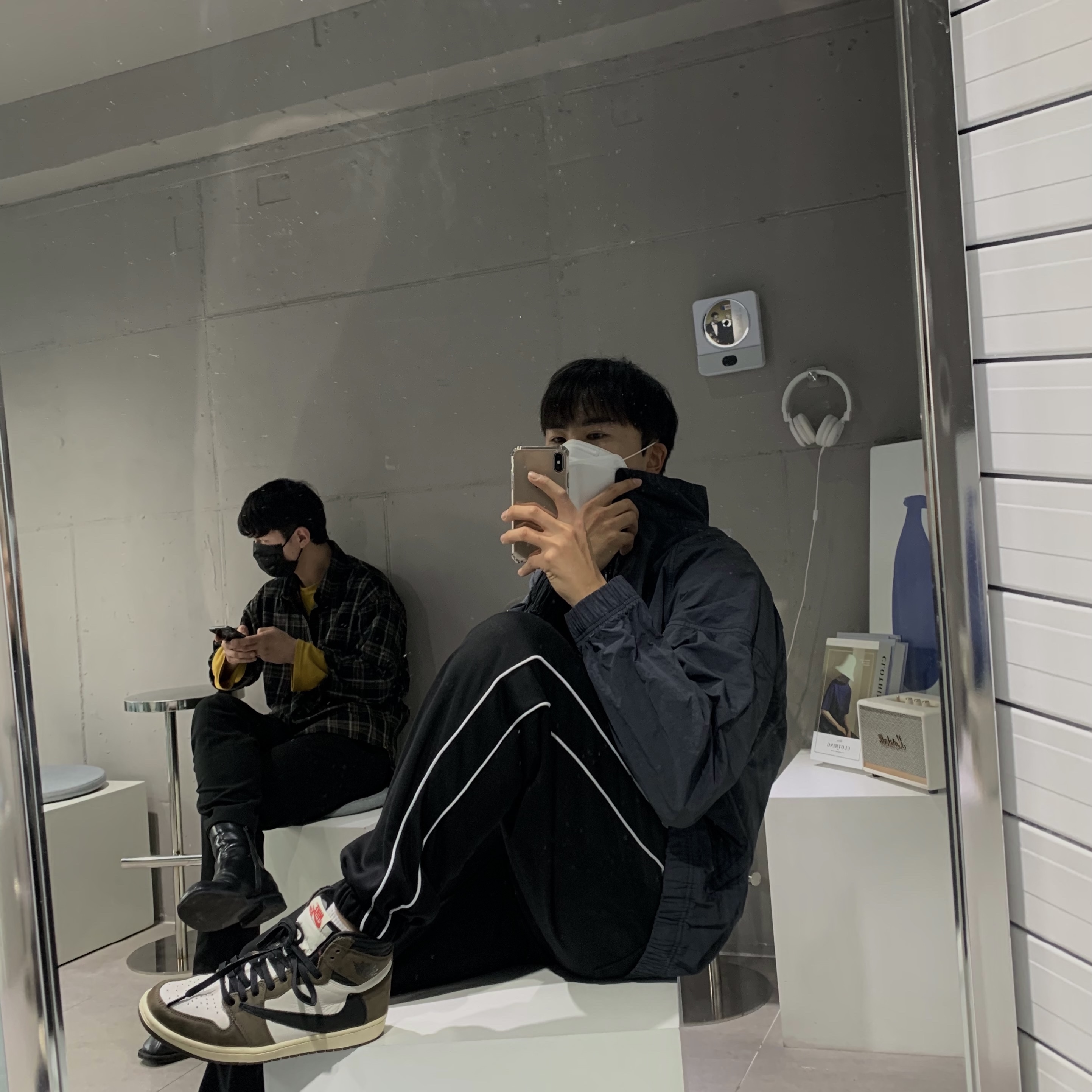 Nike x Stussy Windrunner Jacket Off Noir, Jordan 1 x Travis Scott Retro High OG SP Mocha 착용 스타일