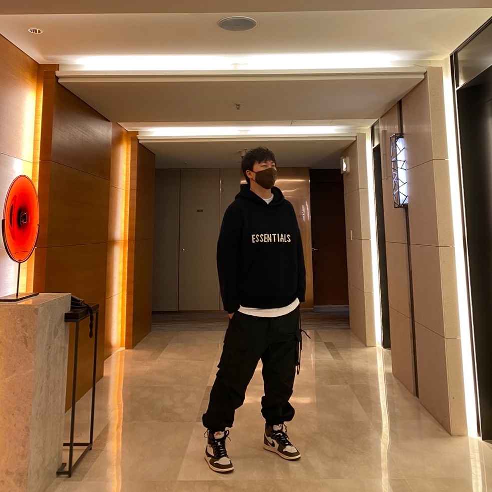 Essentials Knit Hoodie Black - 20FW, Jordan 1 x Travis Scott Retro High OG SP Mocha 착용 스타일