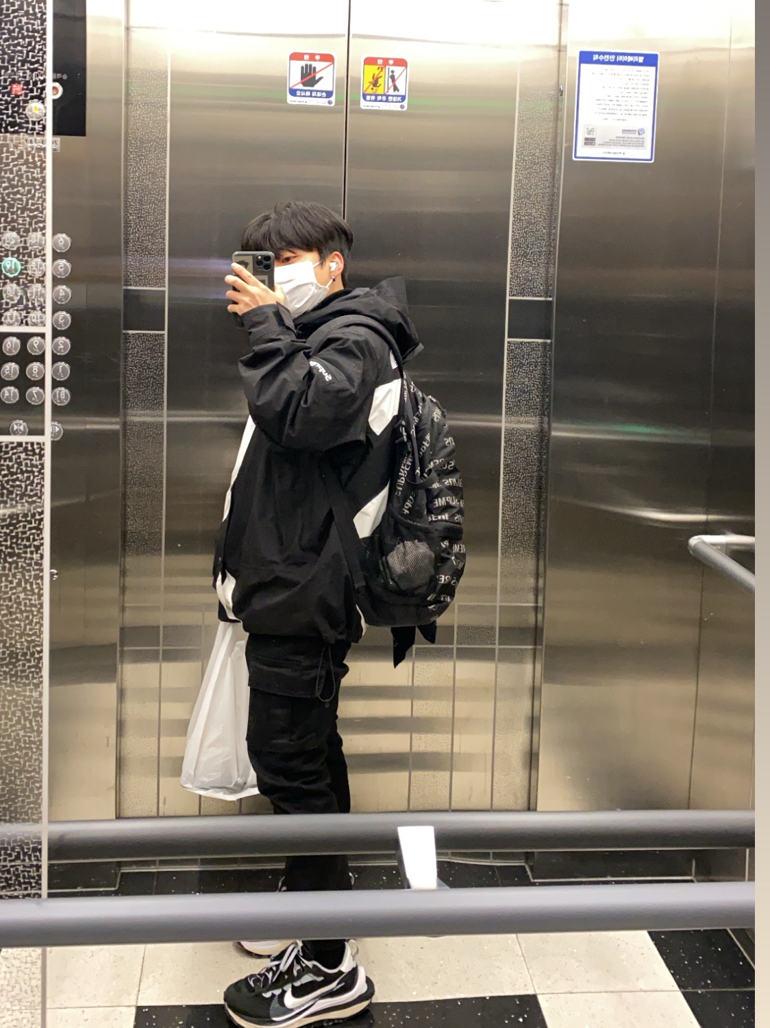 Nike x Sacai VaporWaffle Black White, Supreme x The North Face S Logo Mountain Jacket Black - 20FW 착용 스타일
