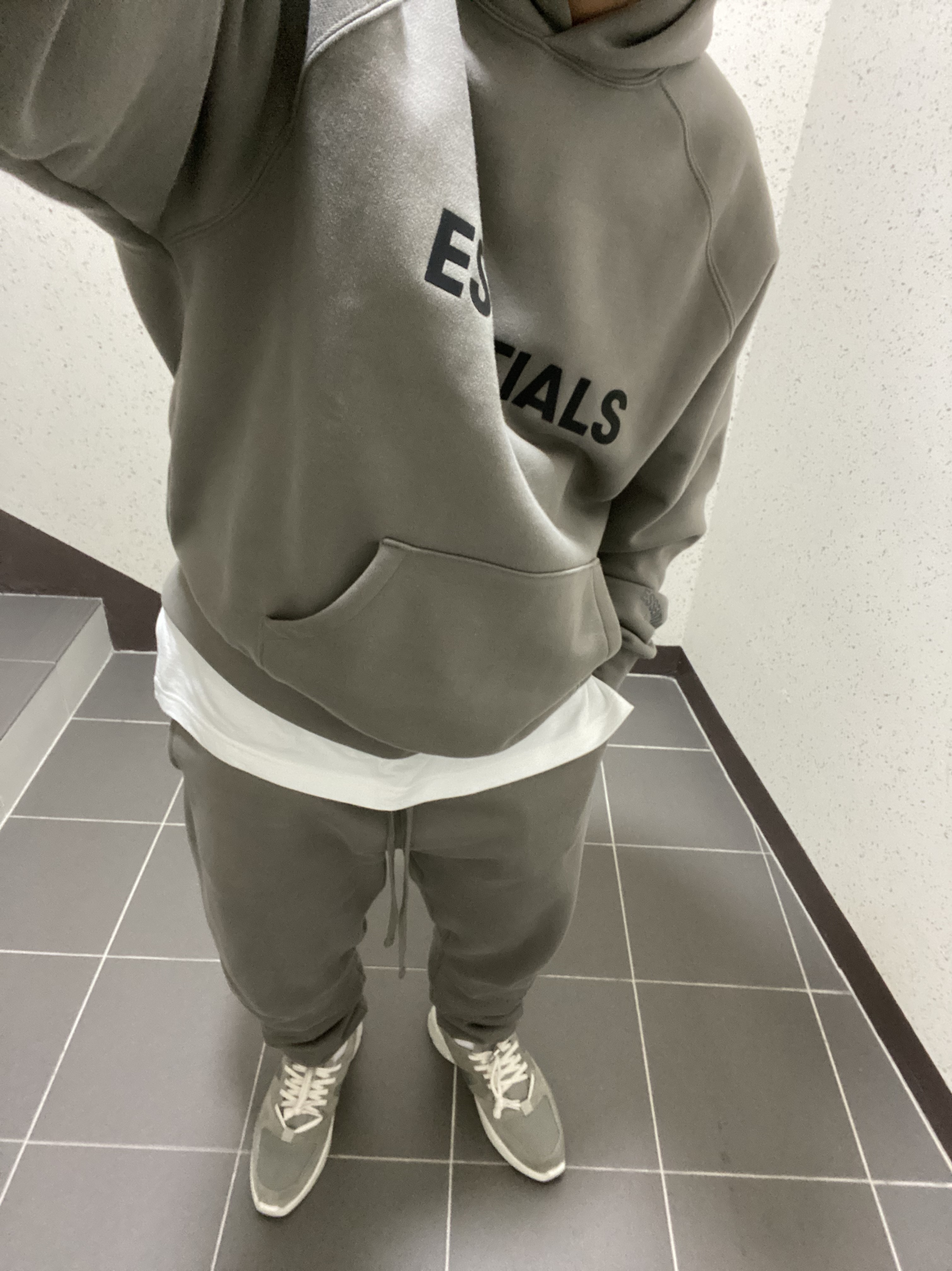 Essentials Sweatpants Cement - 20FW, Essentials 3D Silicon Applique Pullover Hoodie Cement - 20FW 착용 스타일 - 1