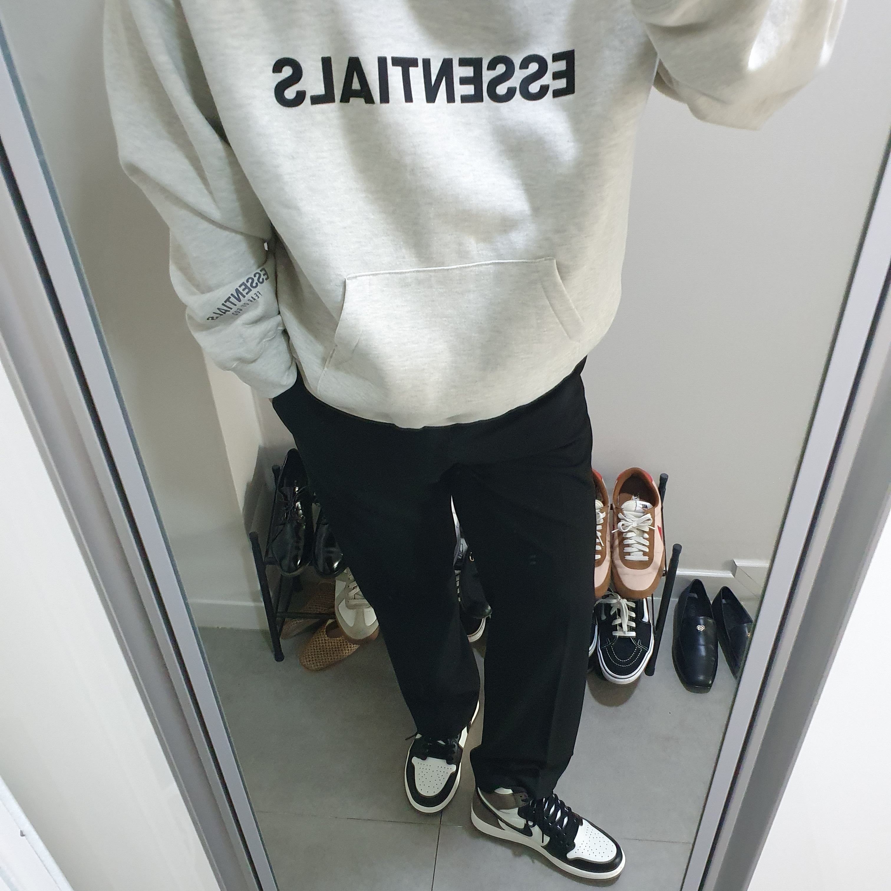 Jordan 1 Retro High OG Black Mocha, Essentials 3D Silicon Applique Pullover Hoodie Oatmeal/Oatmeal Heather/Light Heather Oatmeal 2020 착용 스타일