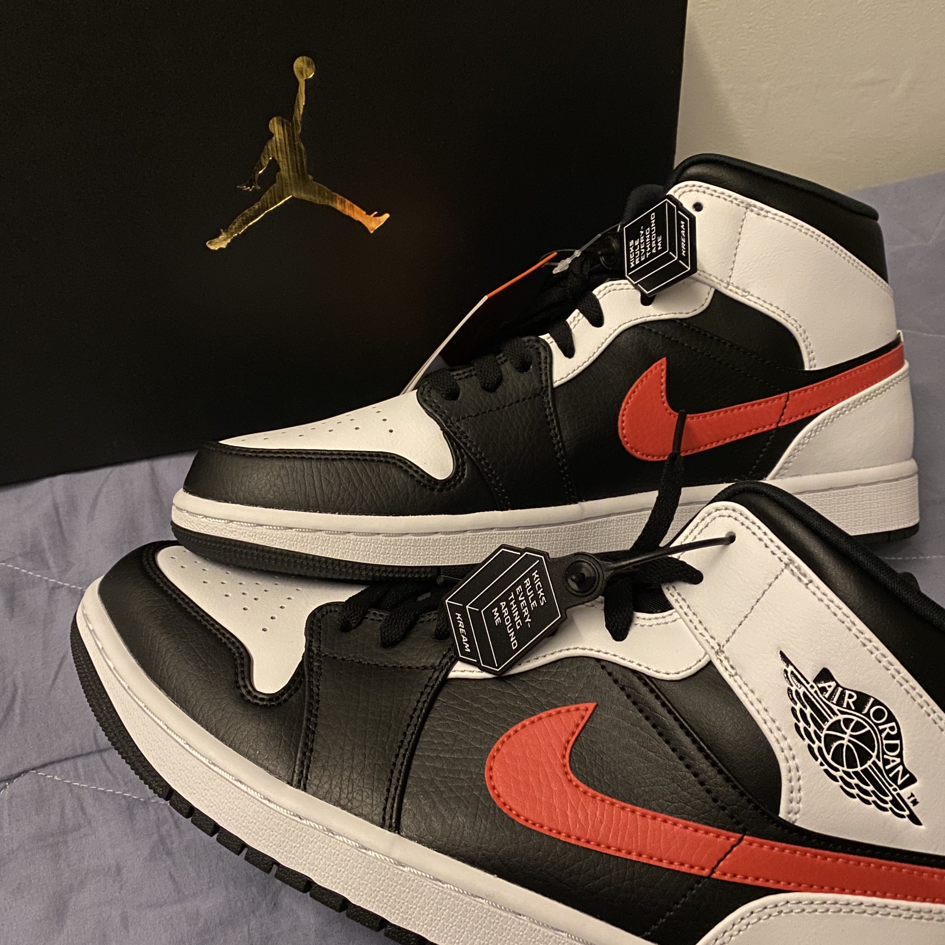 Jordan 1 Mid Black Chile Red 착용 스타일