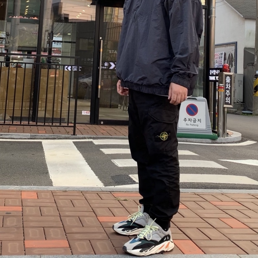 Nike x Stussy Windrunner Jacket Off Noir, Adidas Yeezy Boost 700 Wave Runner Solid Grey 2017/2019 착용 스타일