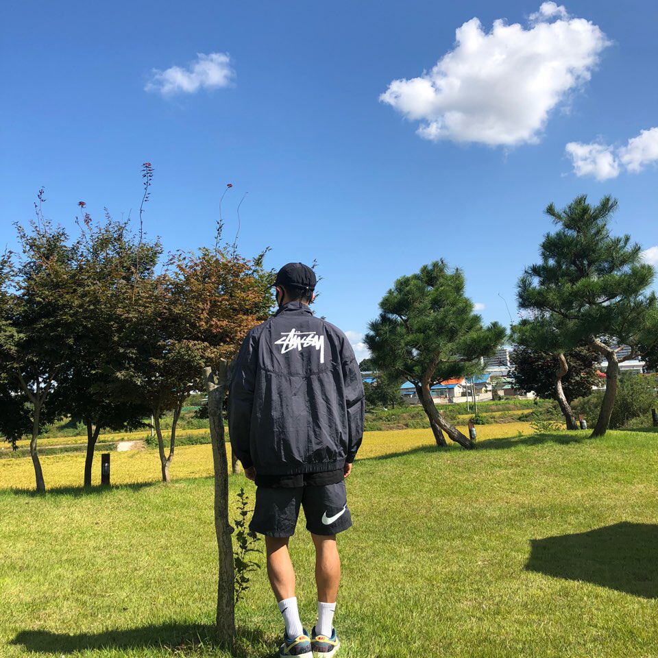 Nike x Stussy Windrunner Jacket Off Noir, Nike x Stussy Water Shorts Off Noir 착용 스타일