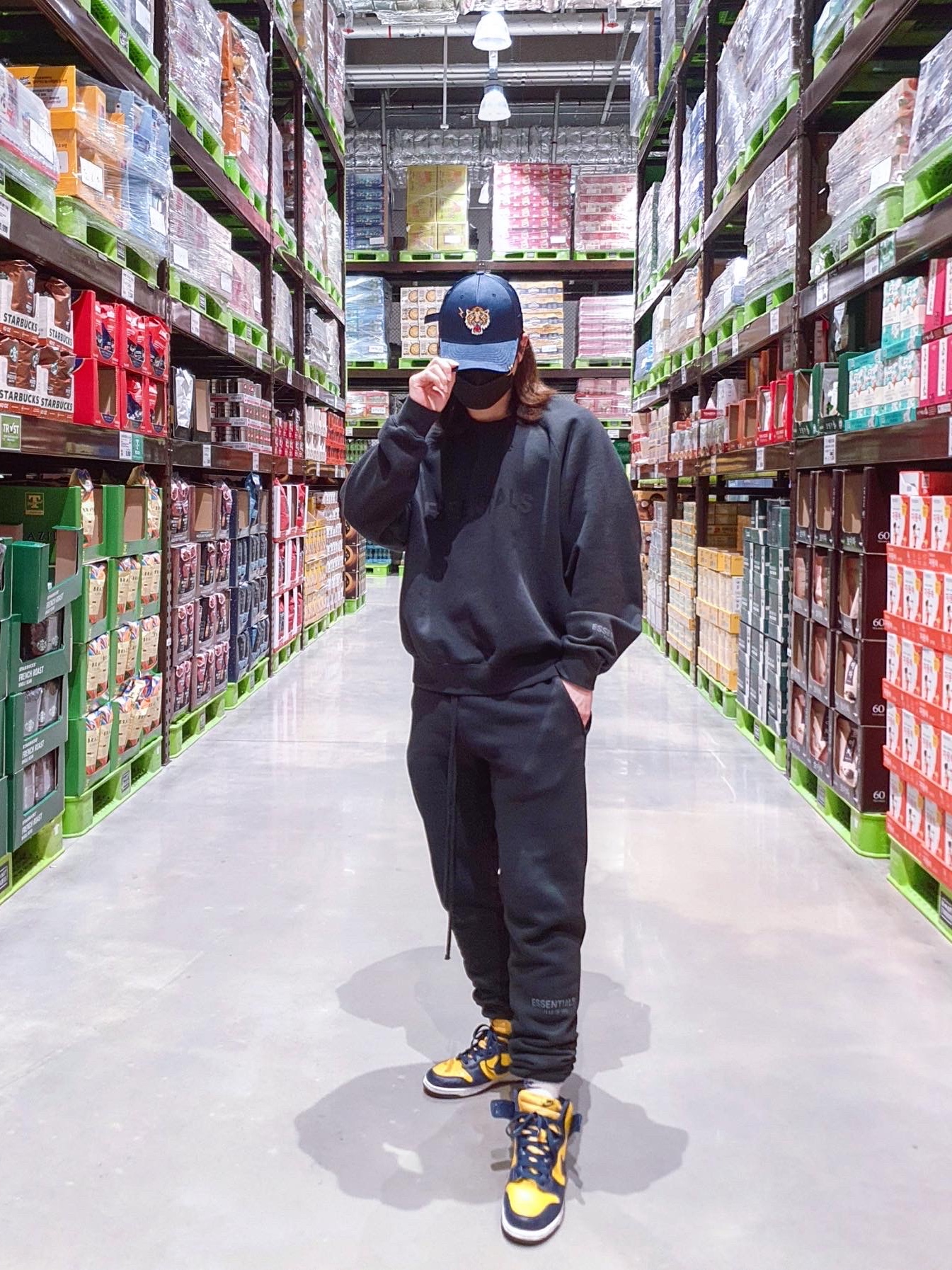 Essentials 3D Silicon Applique Crewneck Dark Slate/Black 2020, Essentials Sweatpants Dark Slate/Black 2020 착용 스타일 - 1