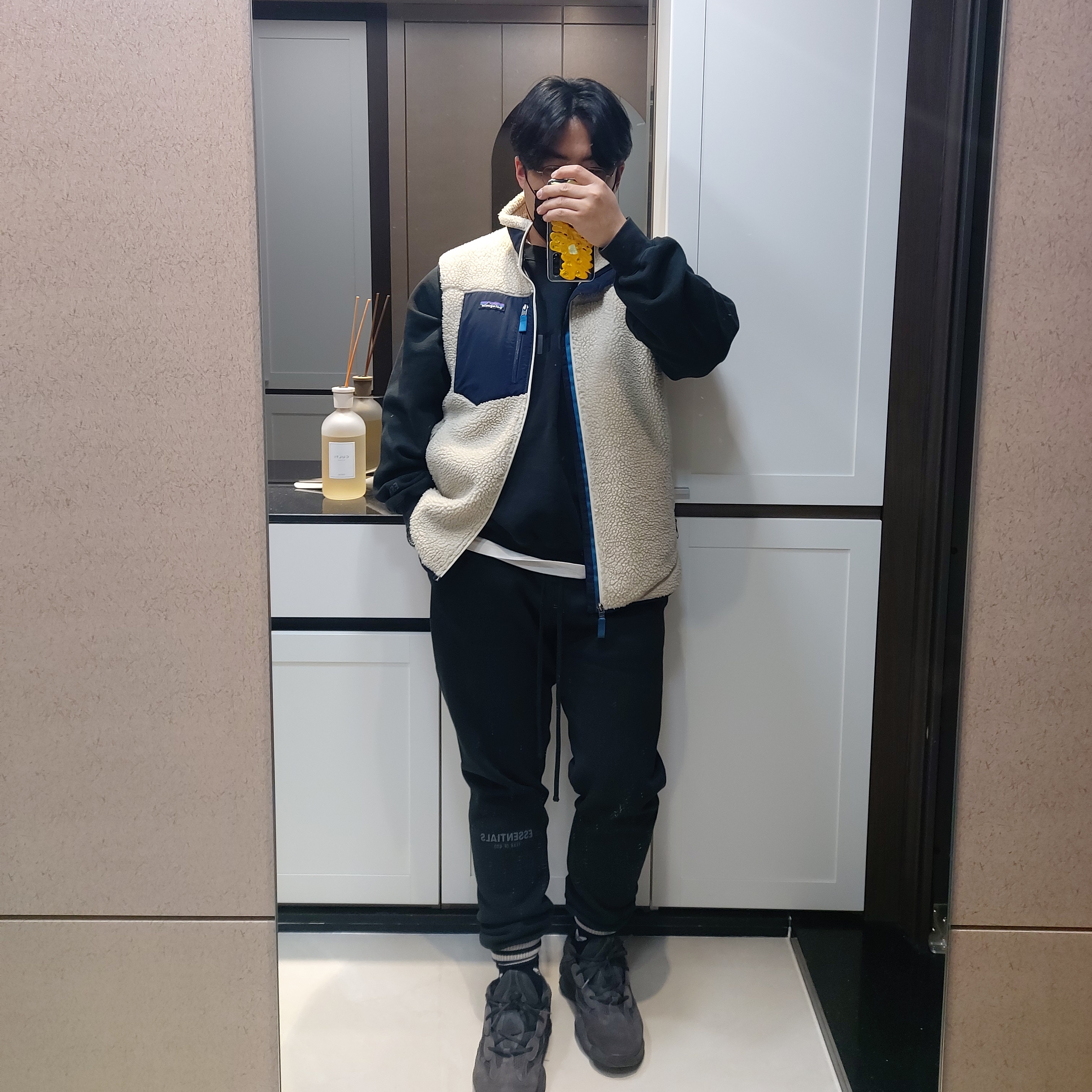 Essentials Sweatpants Dark Slate/Black 2020, Essentials 3D Silicon Applique Crewneck Dark Slate/Black 2020 착용 스타일