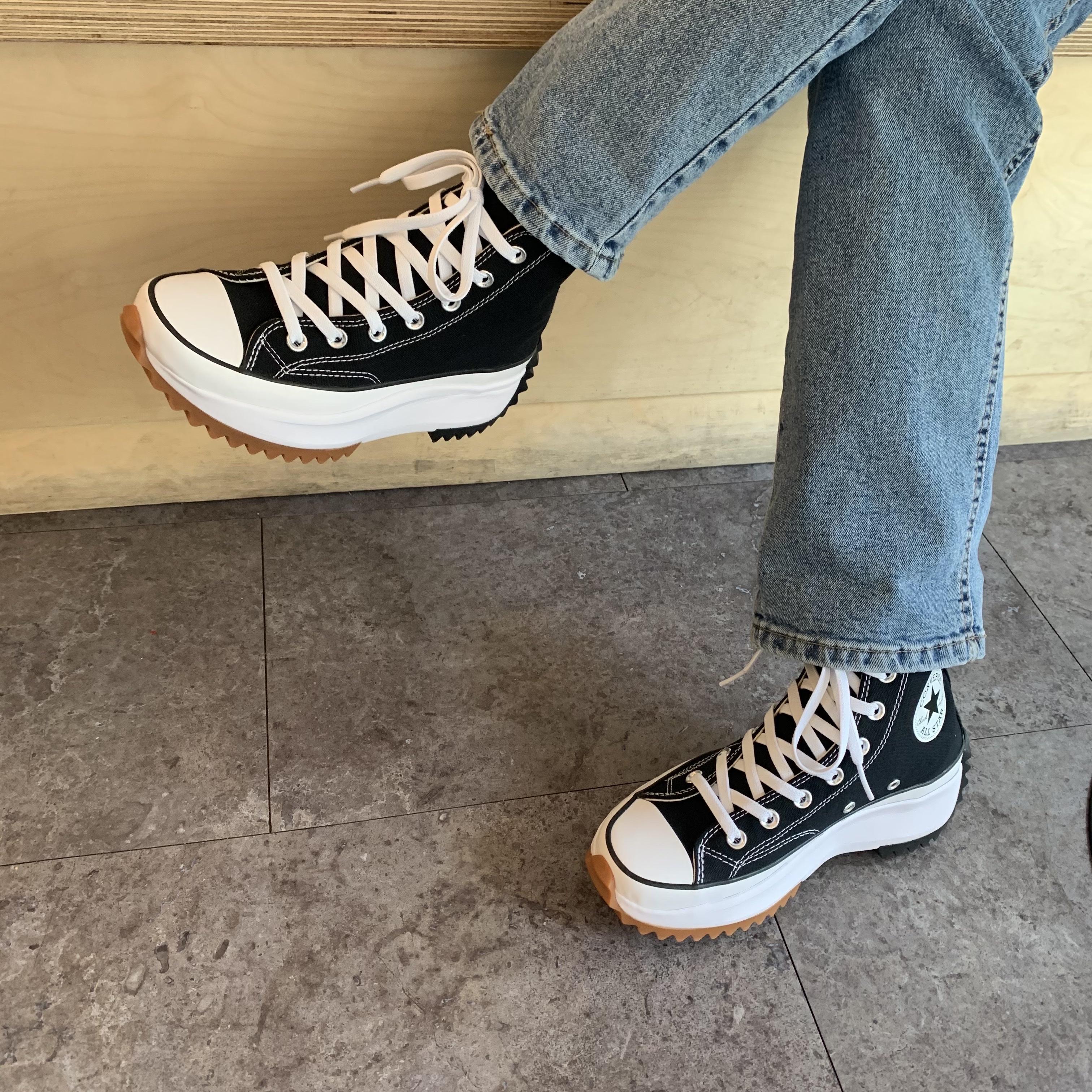 Converse Run Star Hike Hi Black White Gum 착용 스타일 - 1