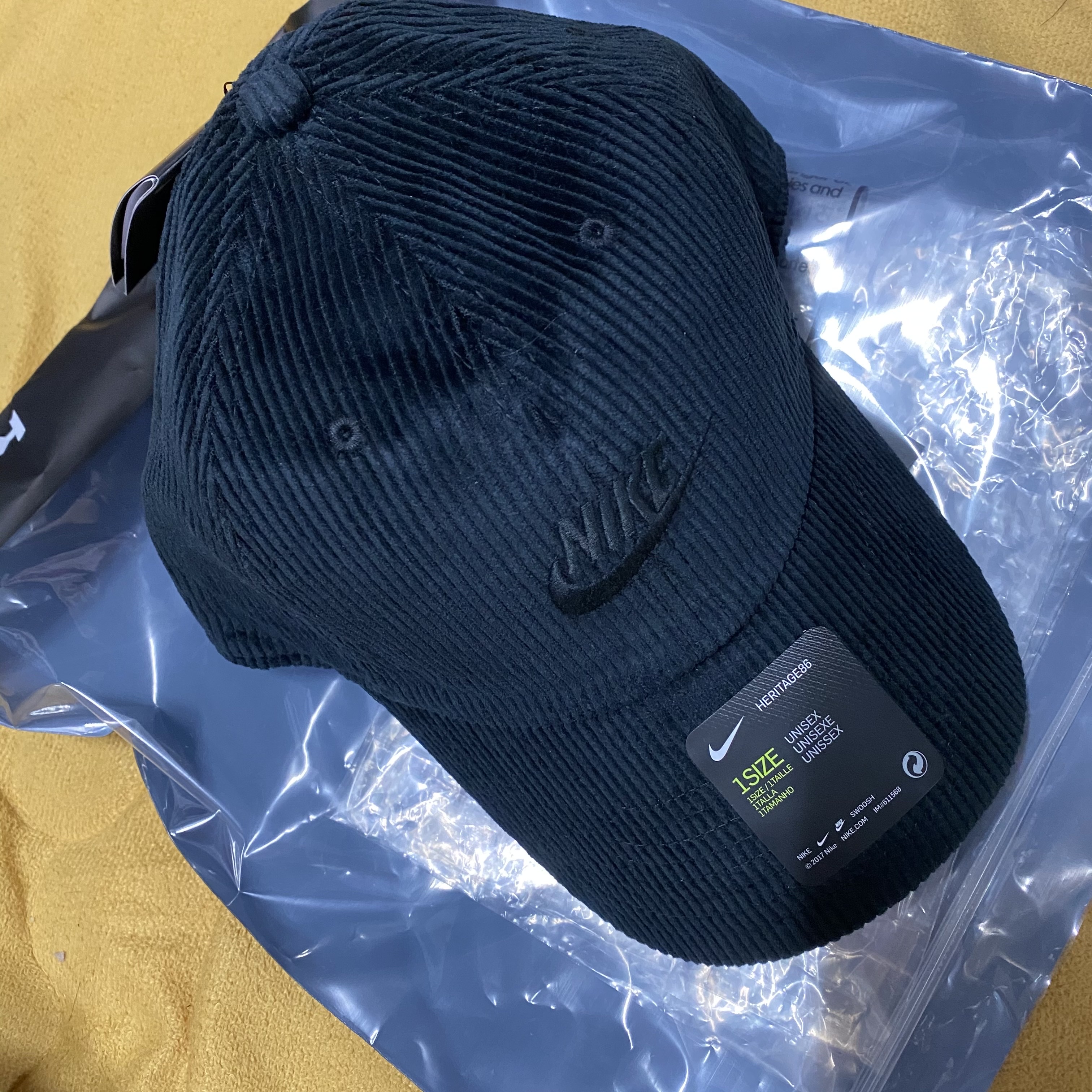 Nike Heritage 86 Corduroy Cap Black 착용 스타일 - 2