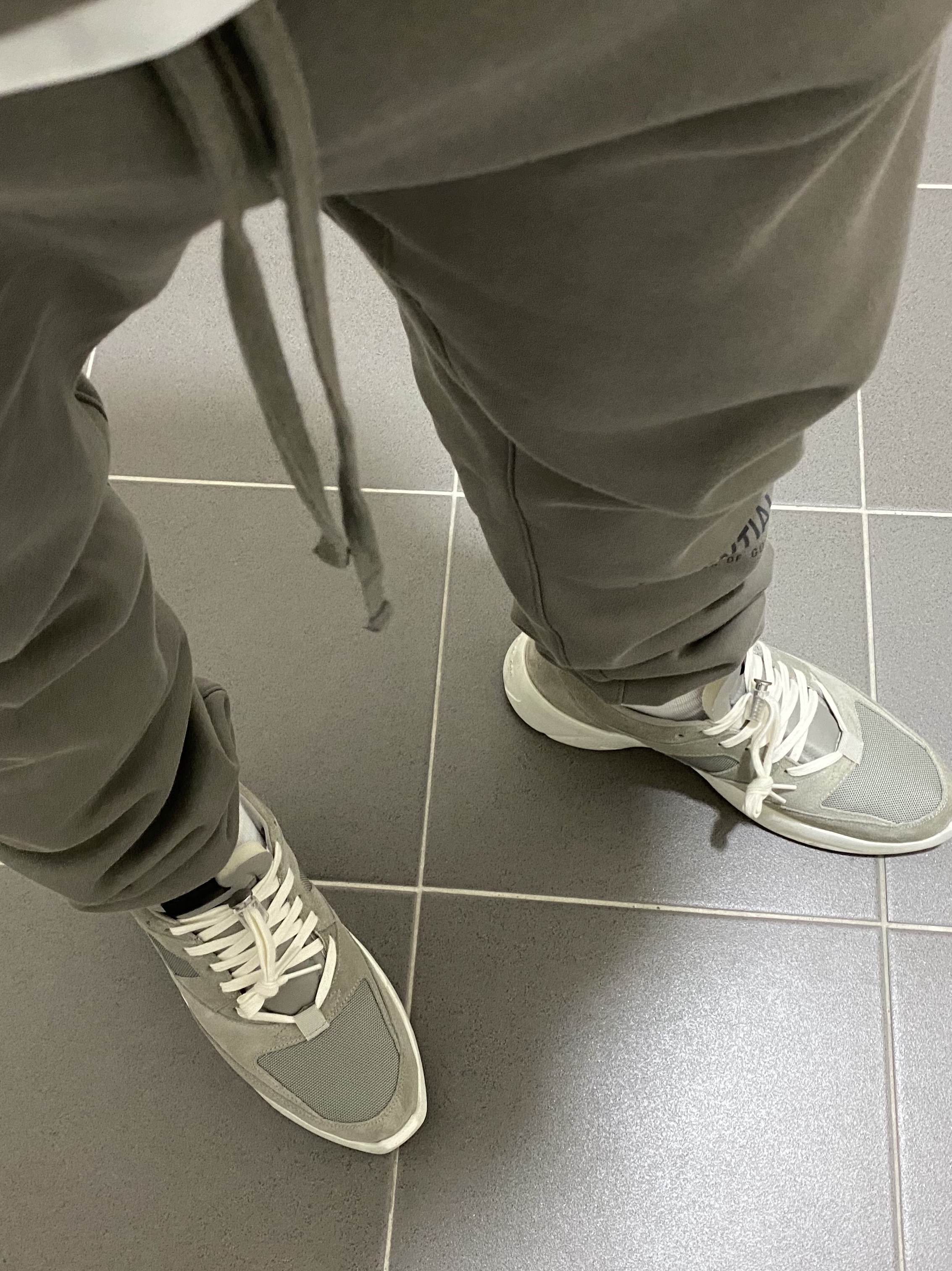 Essentials Sweatpants Cement - 20FW, Essentials 3D Silicon Applique Pullover Hoodie Cement - 20FW 착용 스타일 - 4