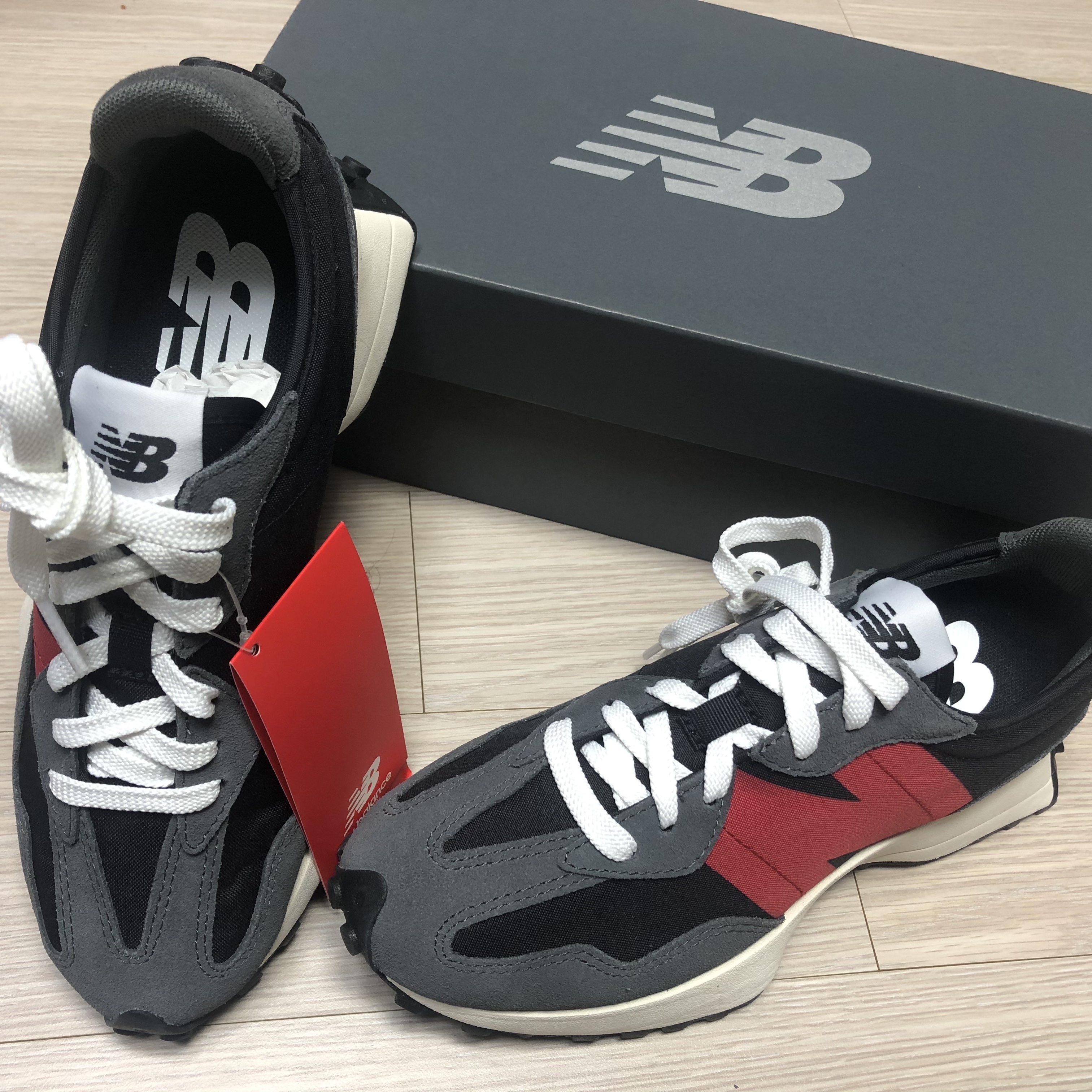 New Balance 327 Magnet Team Red 착용 스타일