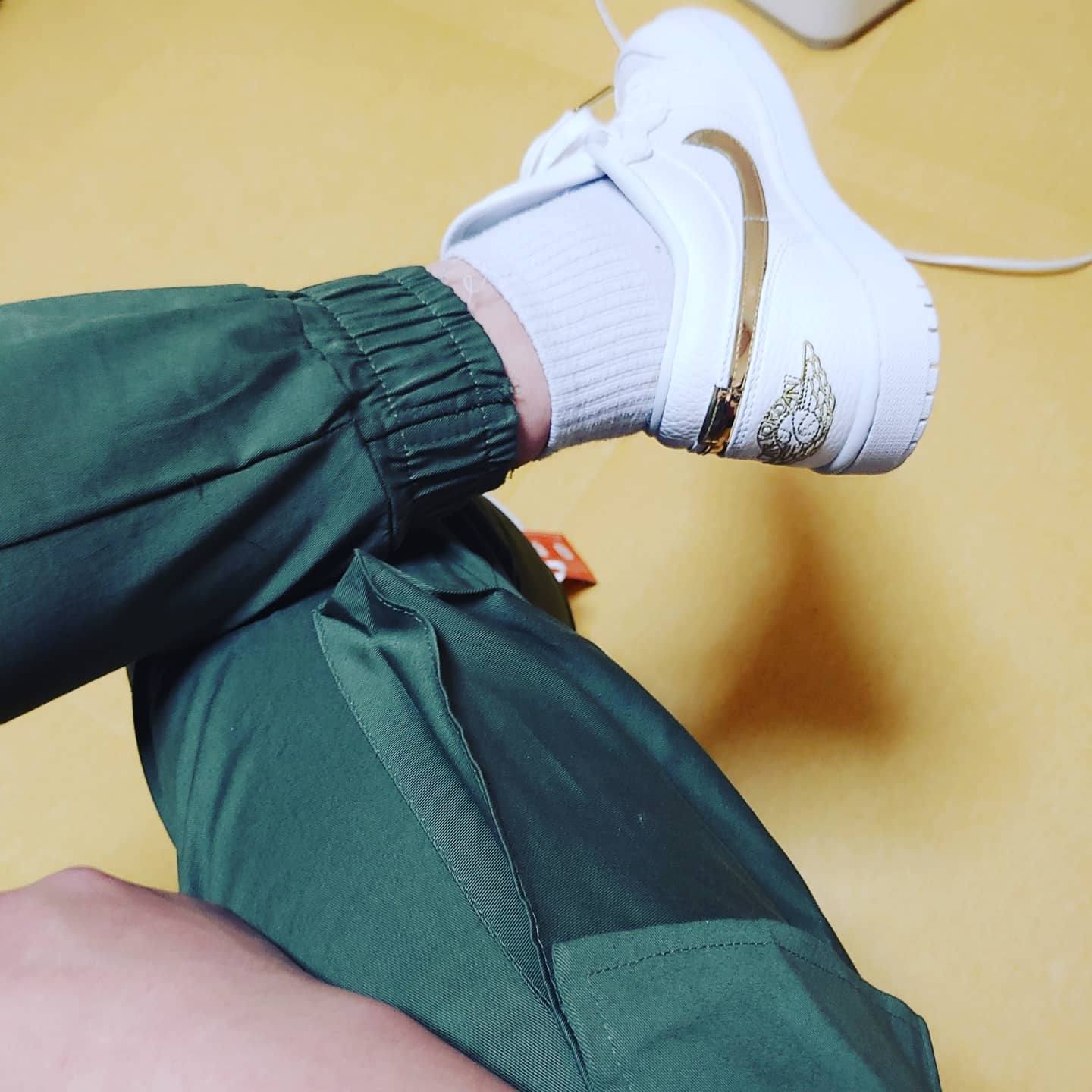 (W) Jordan 1 Low SE White Metallic Gold 착용 스타일 - 5