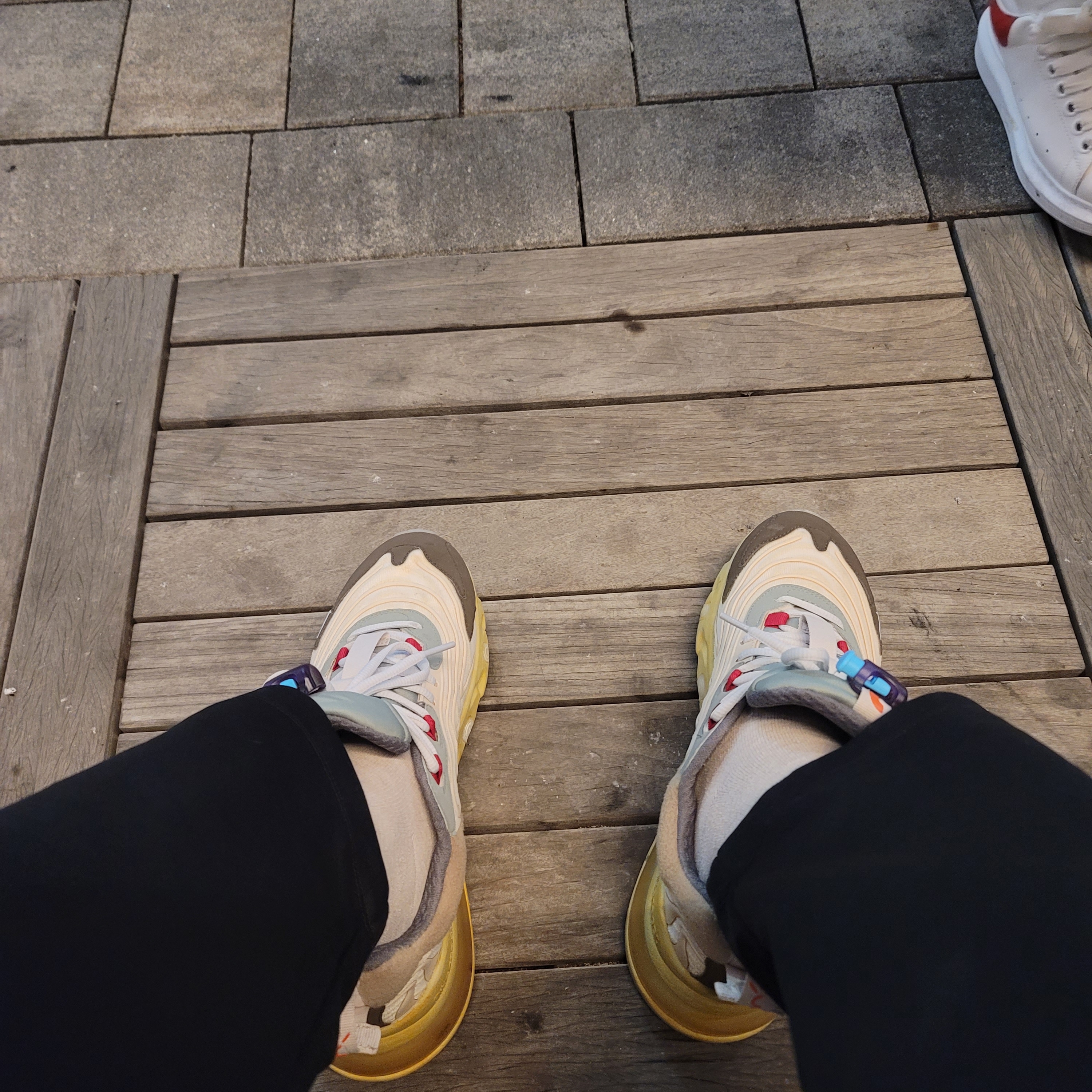 Jordan 1 x Travis Scott Retro Low OG SP Mocha, Nike x Travis Scott Air Force 1 Low Cactus Jack 착용 스타일 - 3