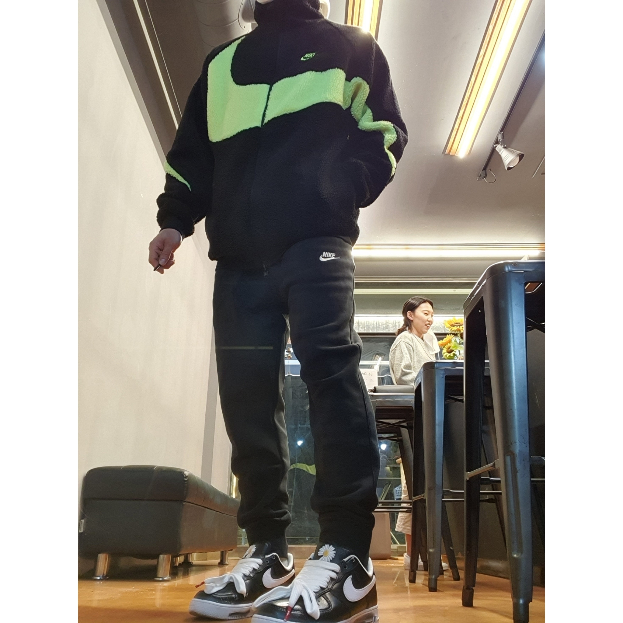 Nike x Peaceminusone Air Force 1 Low Para-Noise, Nike Big Swoosh Full Zip Jacket Black Volt 착용 스타일