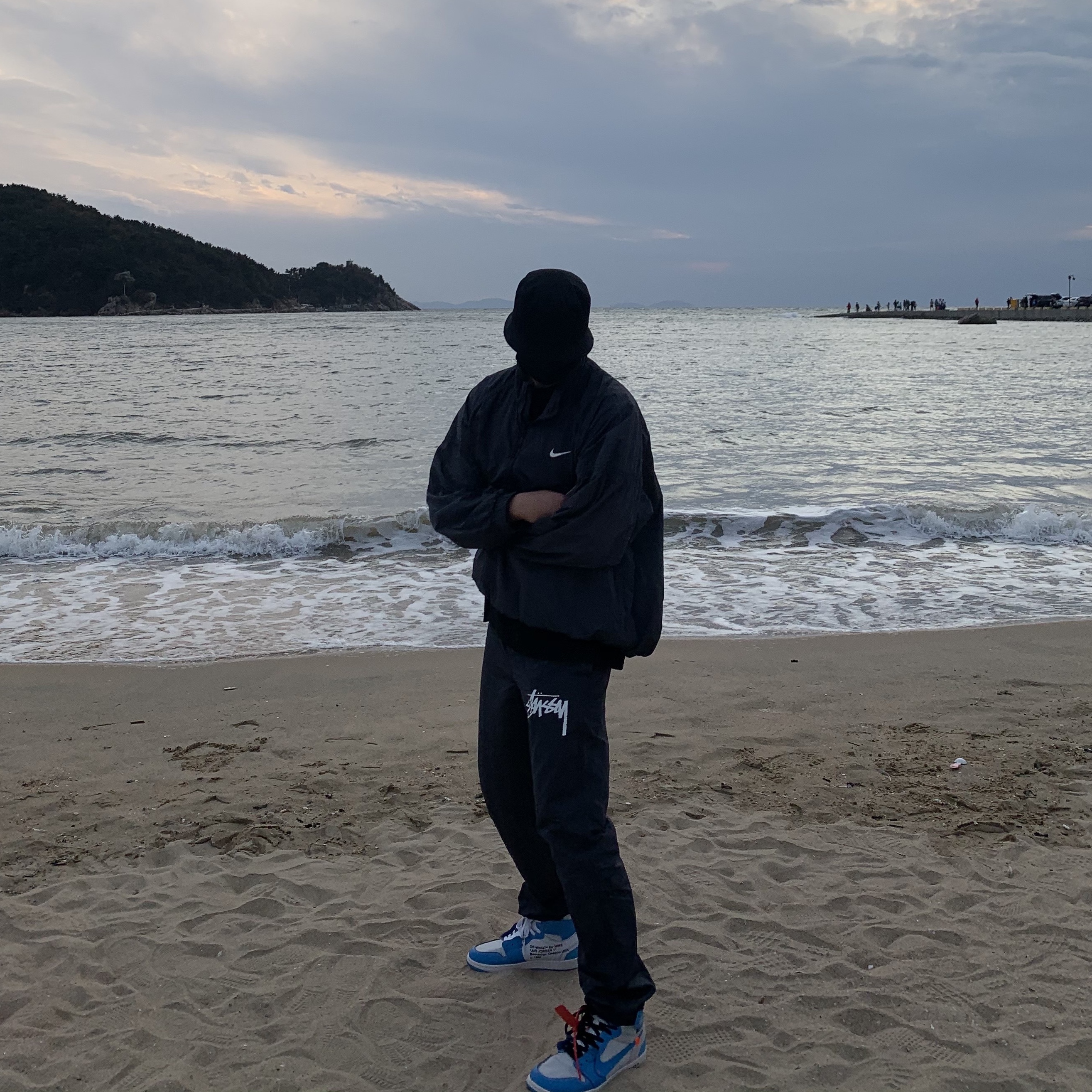 Nike x Stussy Windrunner Jacket Off Noir, Nike x Stussy Beach Pants Off Noir 착용 스타일 - 1