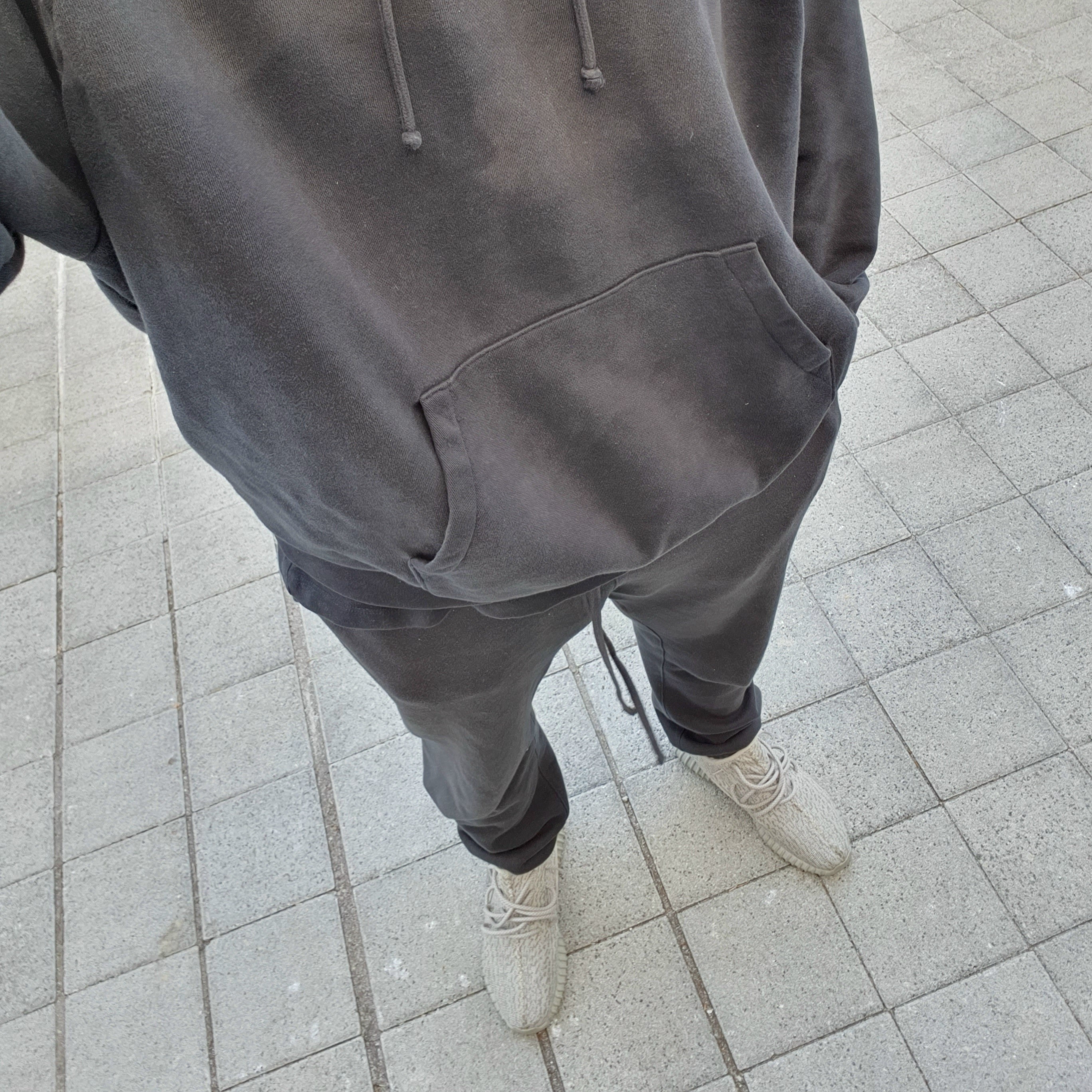 Essentials Sweatpants Dark Slate/Black 2020, Adidas Yeezy Boost 350 Moonrock 착용 스타일