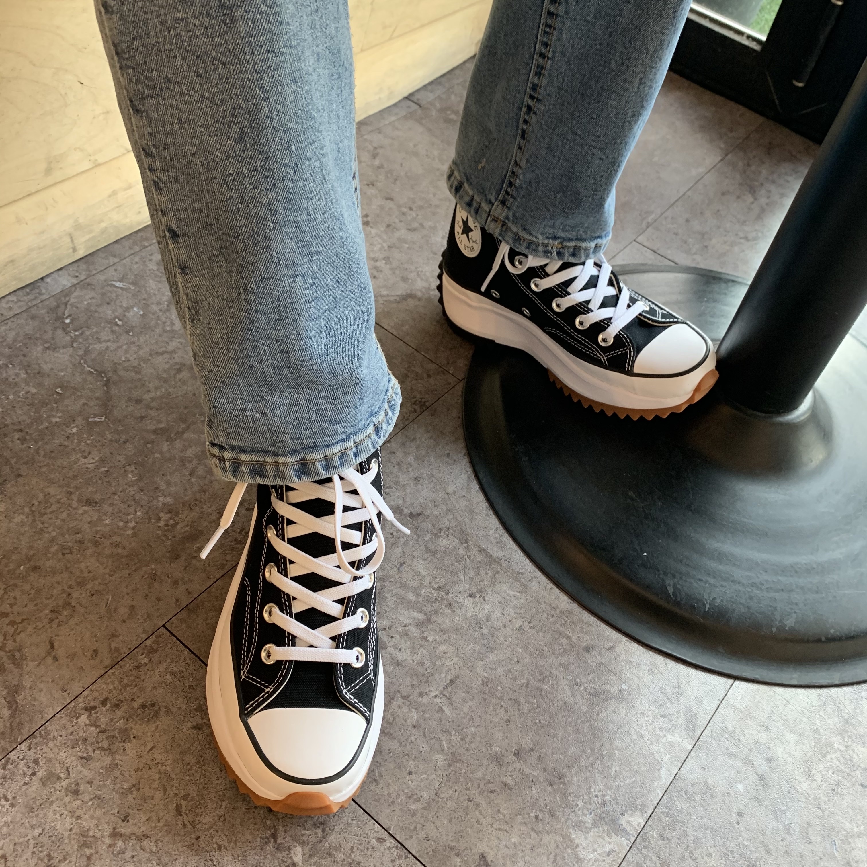 Converse Run Star Hike Hi Black White Gum 착용 스타일 - 3