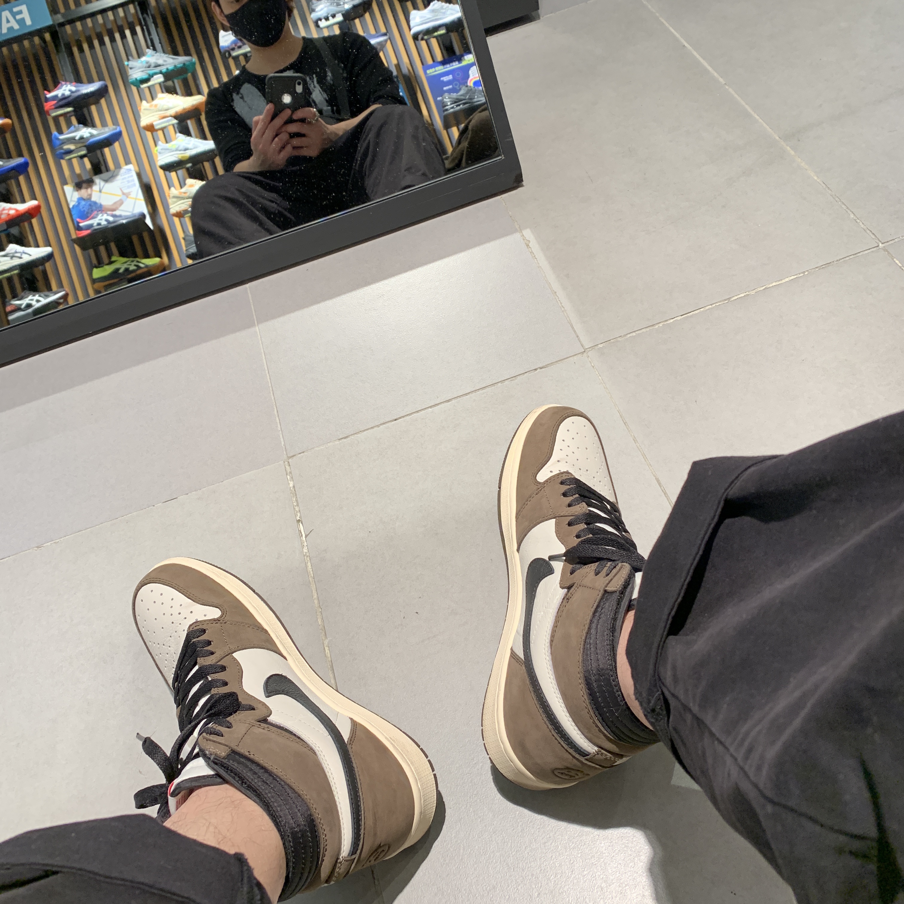 Jordan 1 Retro High OG Black Mocha 착용 스타일 - 2