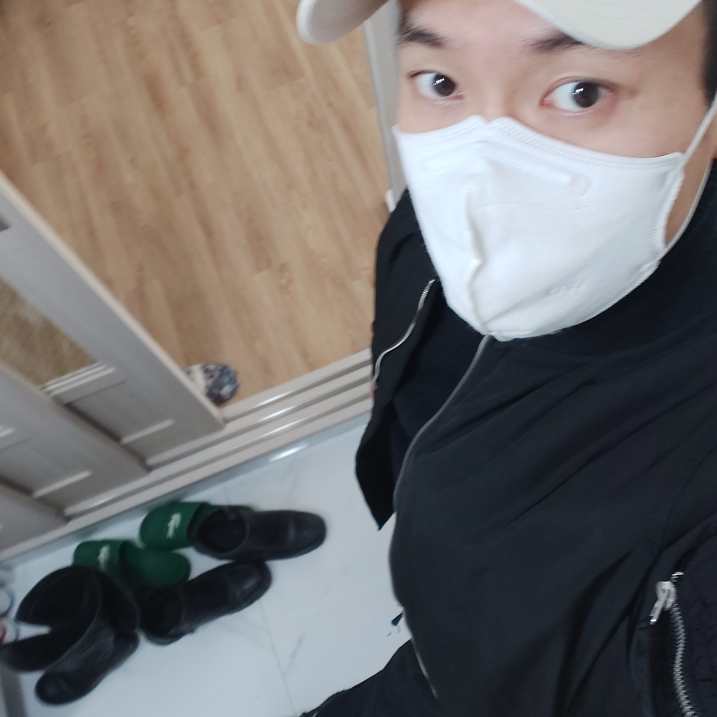 Adidas Yeezy Boost 350 V2 Black - Non-Reflective 착용 스타일 - 3