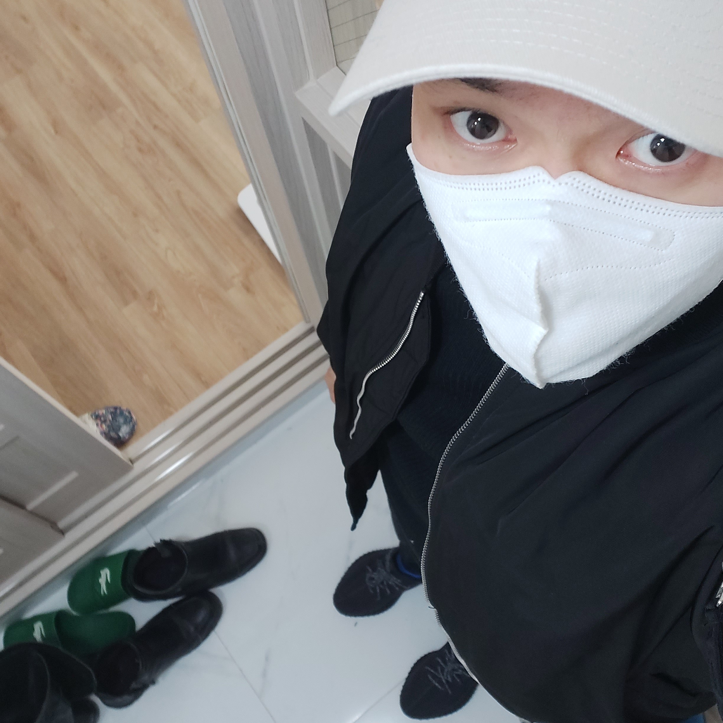 Adidas Yeezy Boost 350 V2 Black - Non-Reflective 착용 스타일 - 2