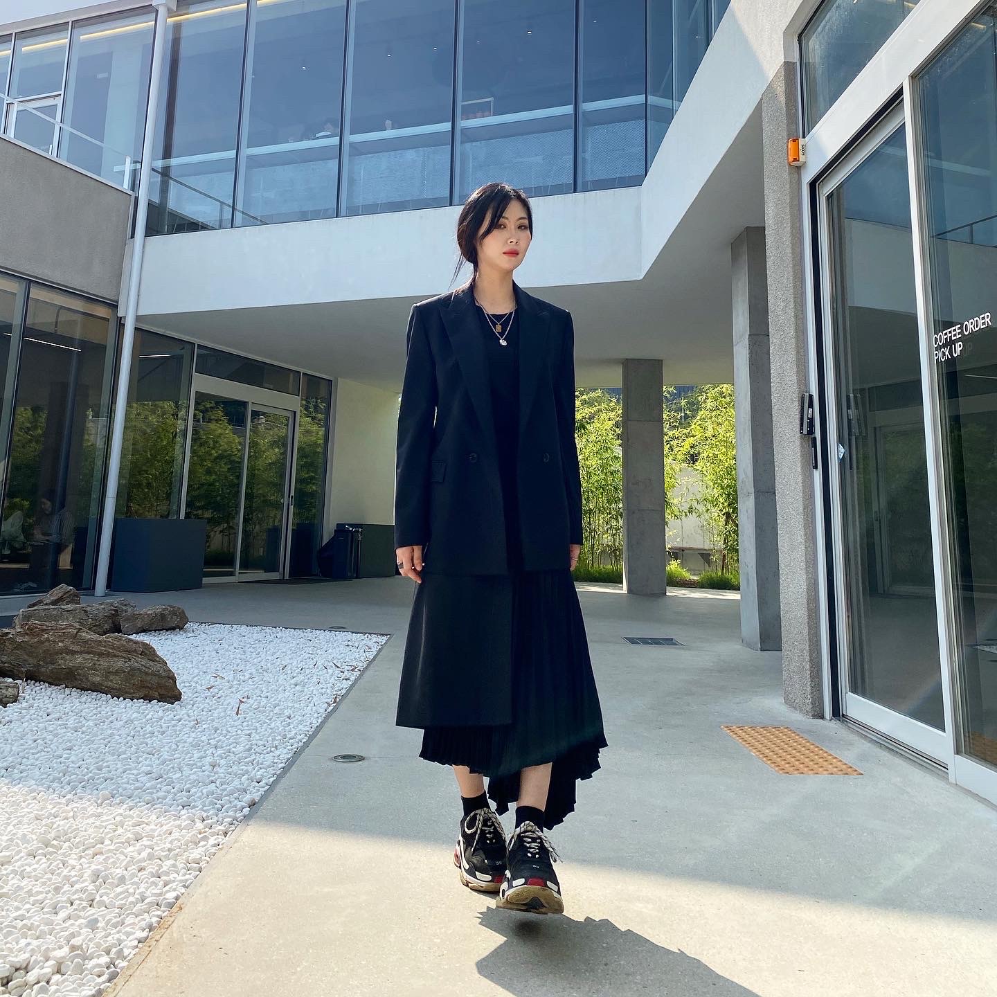 Balenciaga Triple S Trainer Black White Red 2018 착용 스타일 - 2