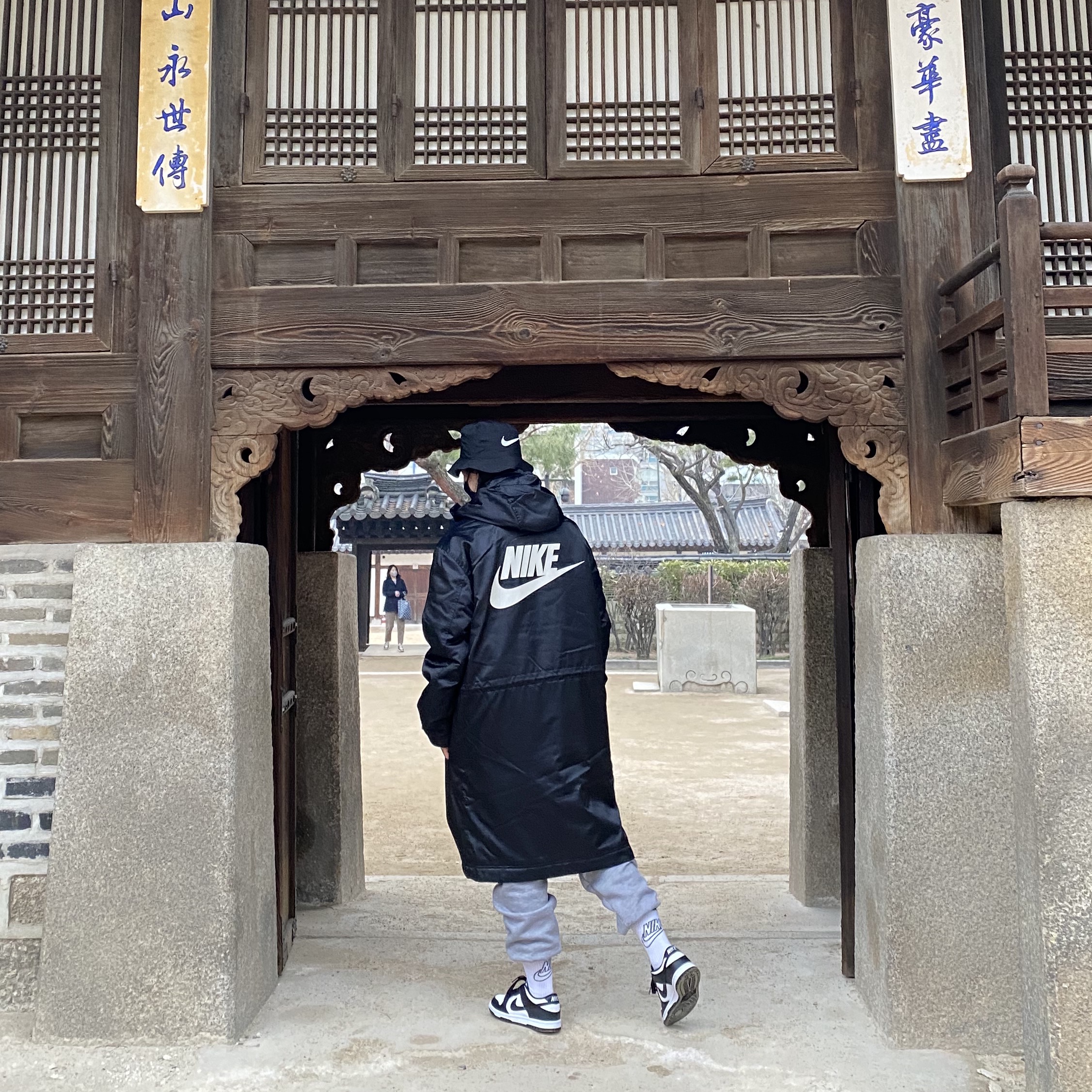 Nike x Stussy Bucket Hat Black, Off-White x Amore Pacific Protection Box (Without Cosmetics) 착용 스타일 - 4