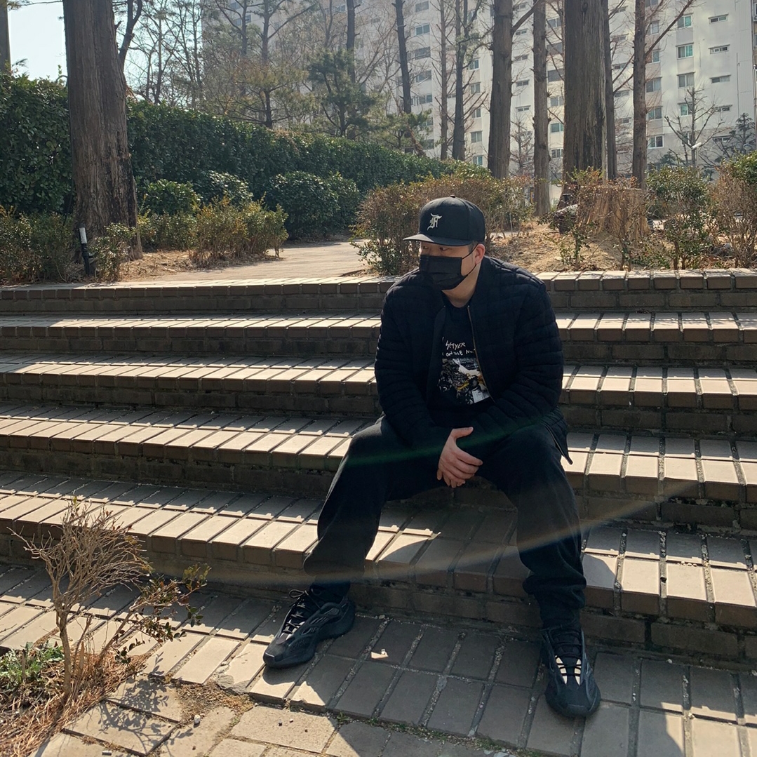 Adidas Yeezy 700 V3 Alvah 착용 스타일