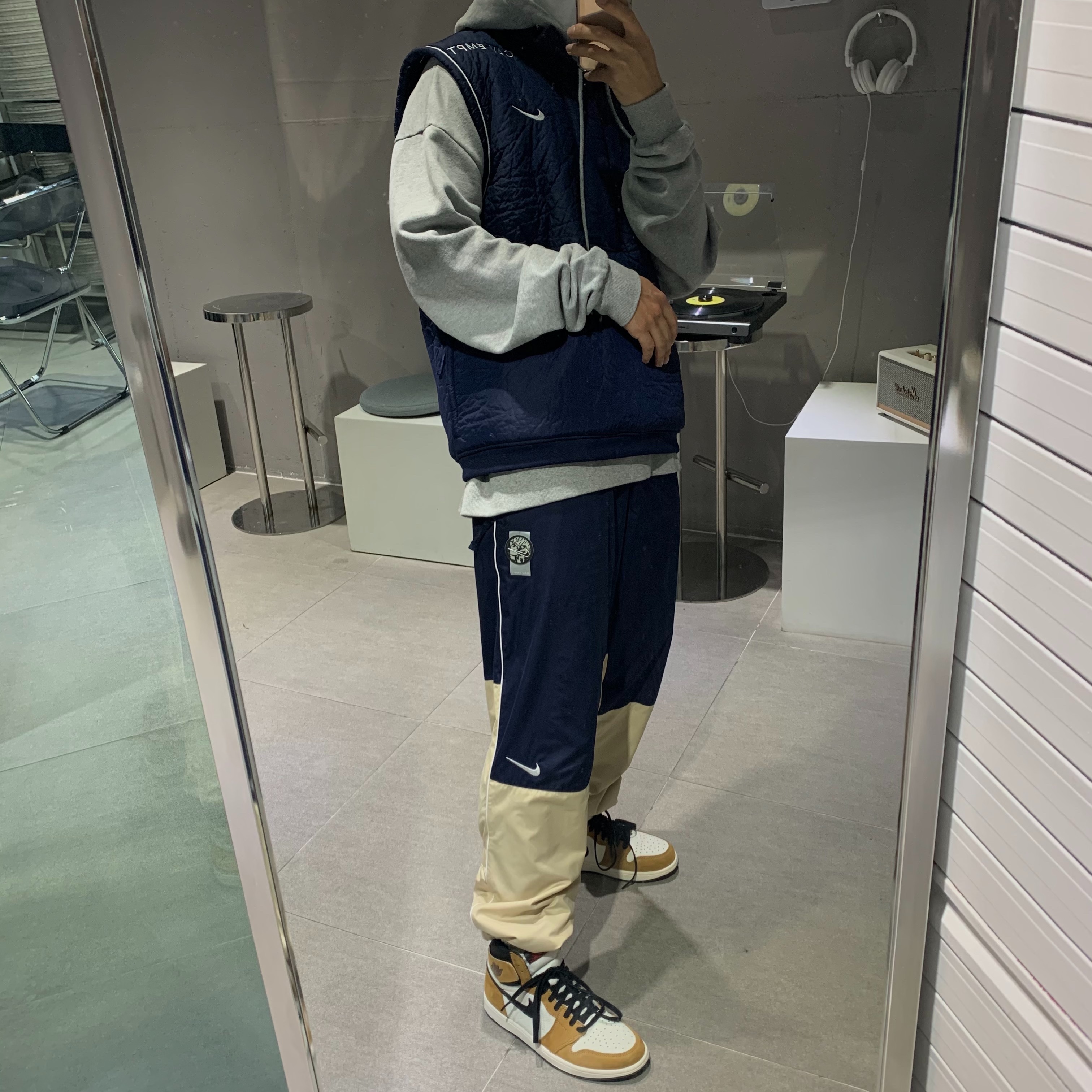 Jordan 1 Retro High Rookie of the Year, Nike x Cav Empt Vest Navy 착용 스타일