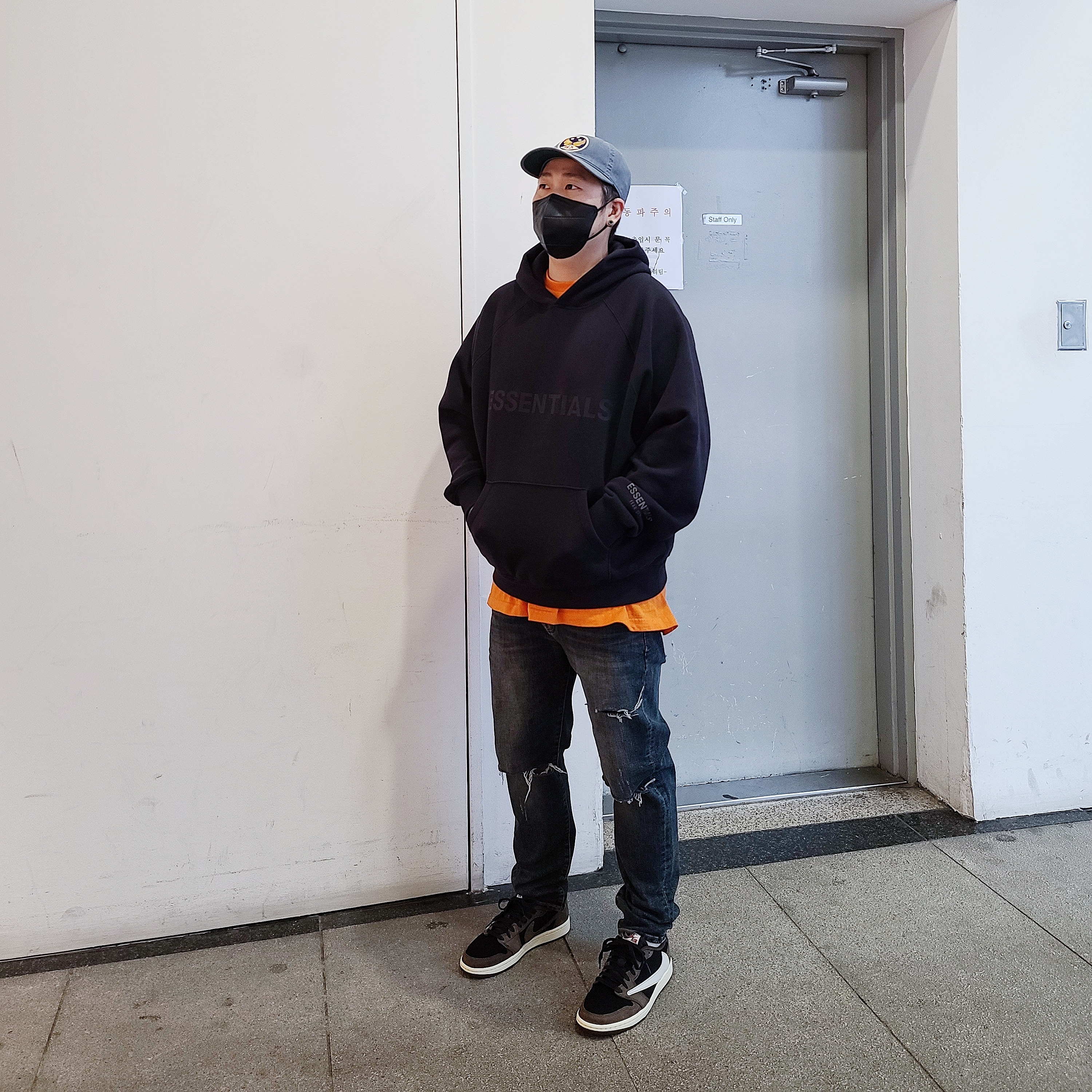 Jordan 1 x Travis Scott Retro Low OG SP Mocha, Essentials 3D Silicon Applique Pullover Hoodie Dark Slate/Black 2020 착용 스타일