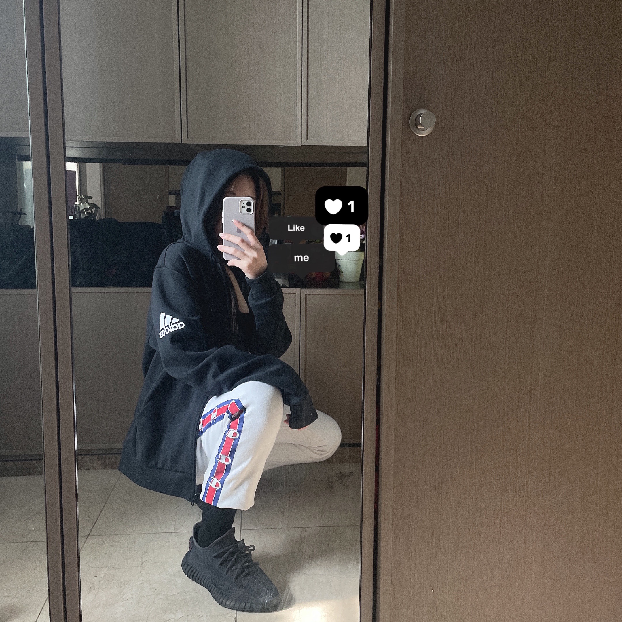 Adidas Yeezy Boost 350 V2 Black - Non-Reflective 착용 스타일