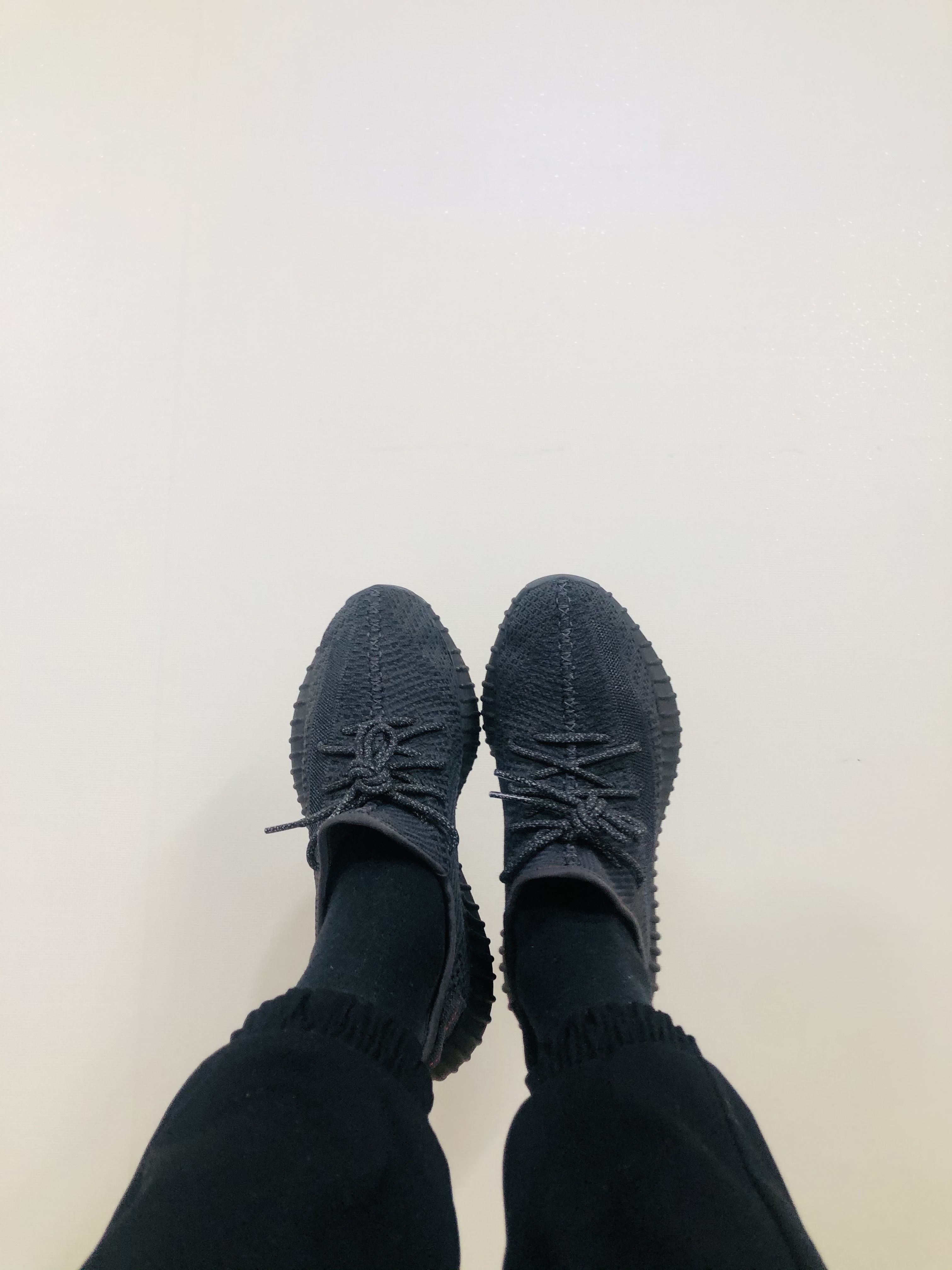Adidas Yeezy Boost 350 V2 Black - Non-Reflective 착용 스타일