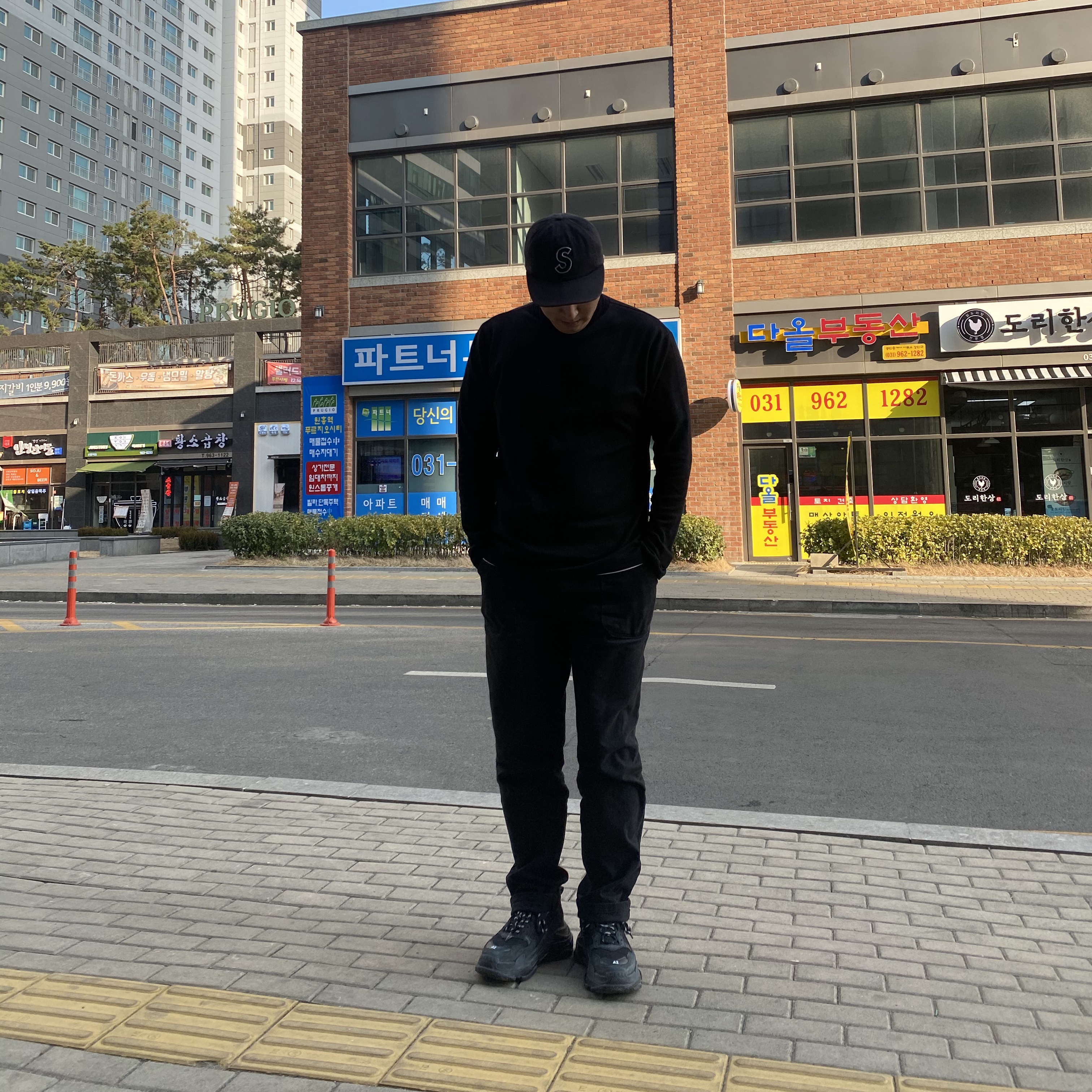 Balenciaga Triple S Trainer Triple Black 착용 스타일