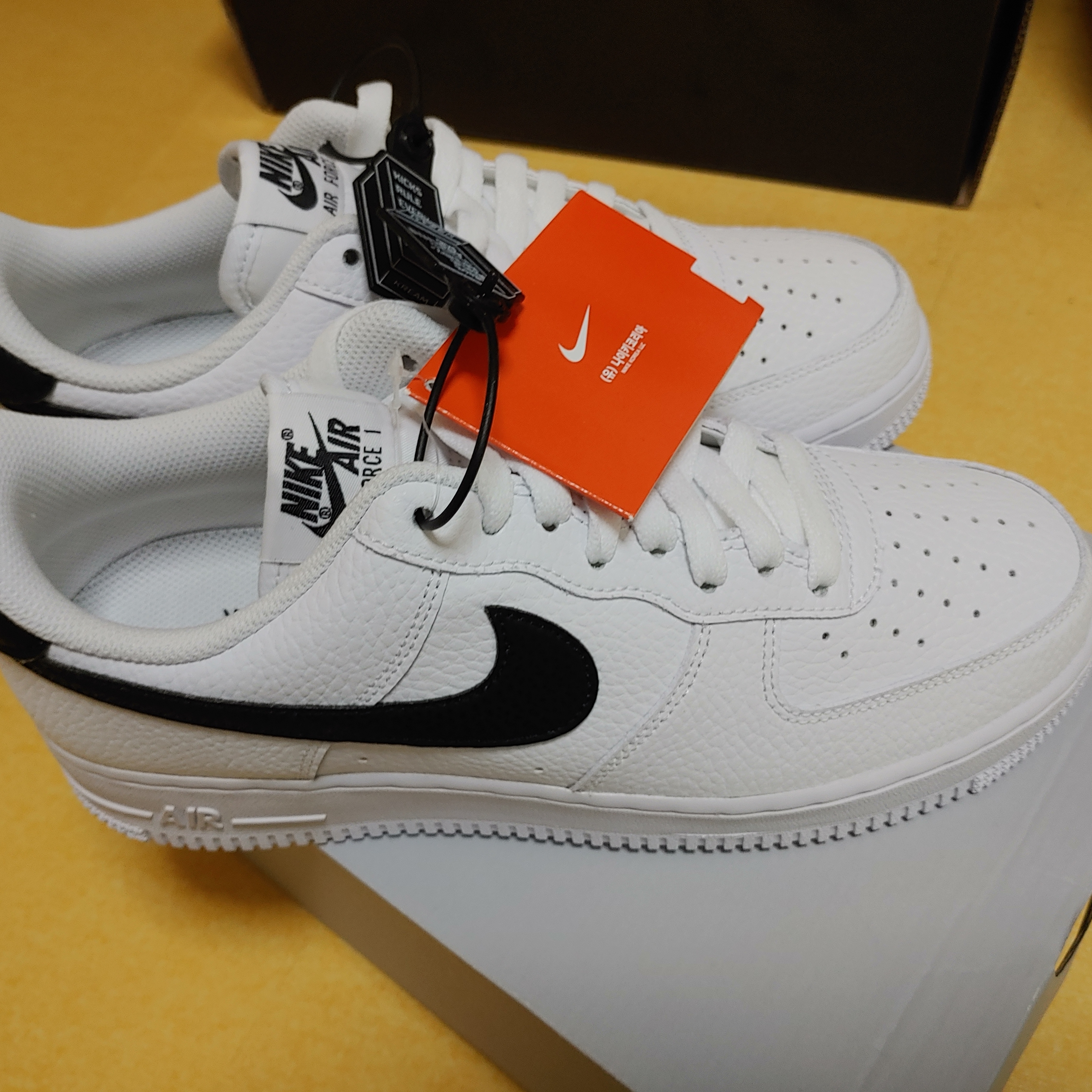 Nike Air Force 1 '07 White Black 착용 스타일 - 1