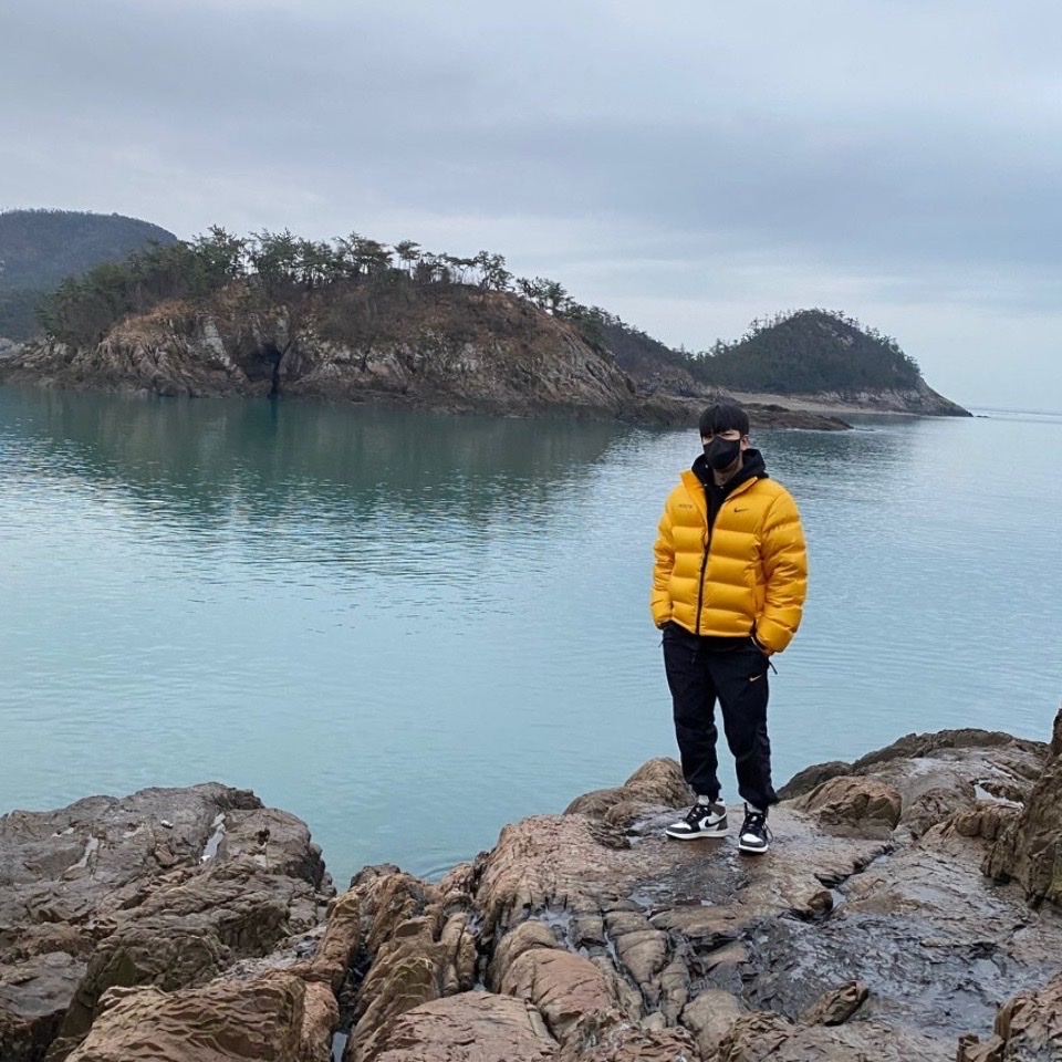 Nike x Drake Nocta Puffer Jacket University Gold - Asia, Nike x Drake Nocta Essential Track Pants Black - Asia 착용 스타일