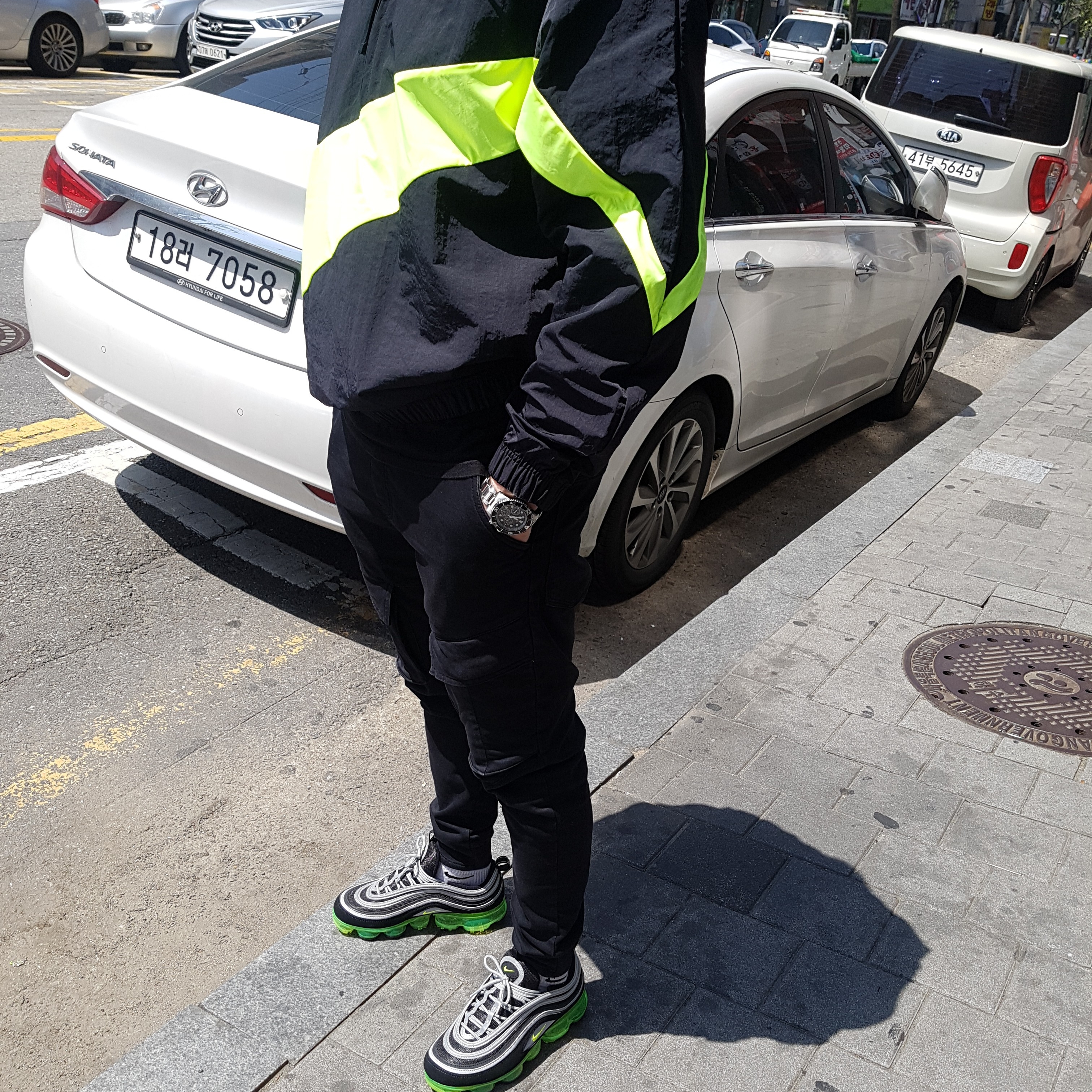 Nike Air VaporMax 97 Black Volt 착용 스타일