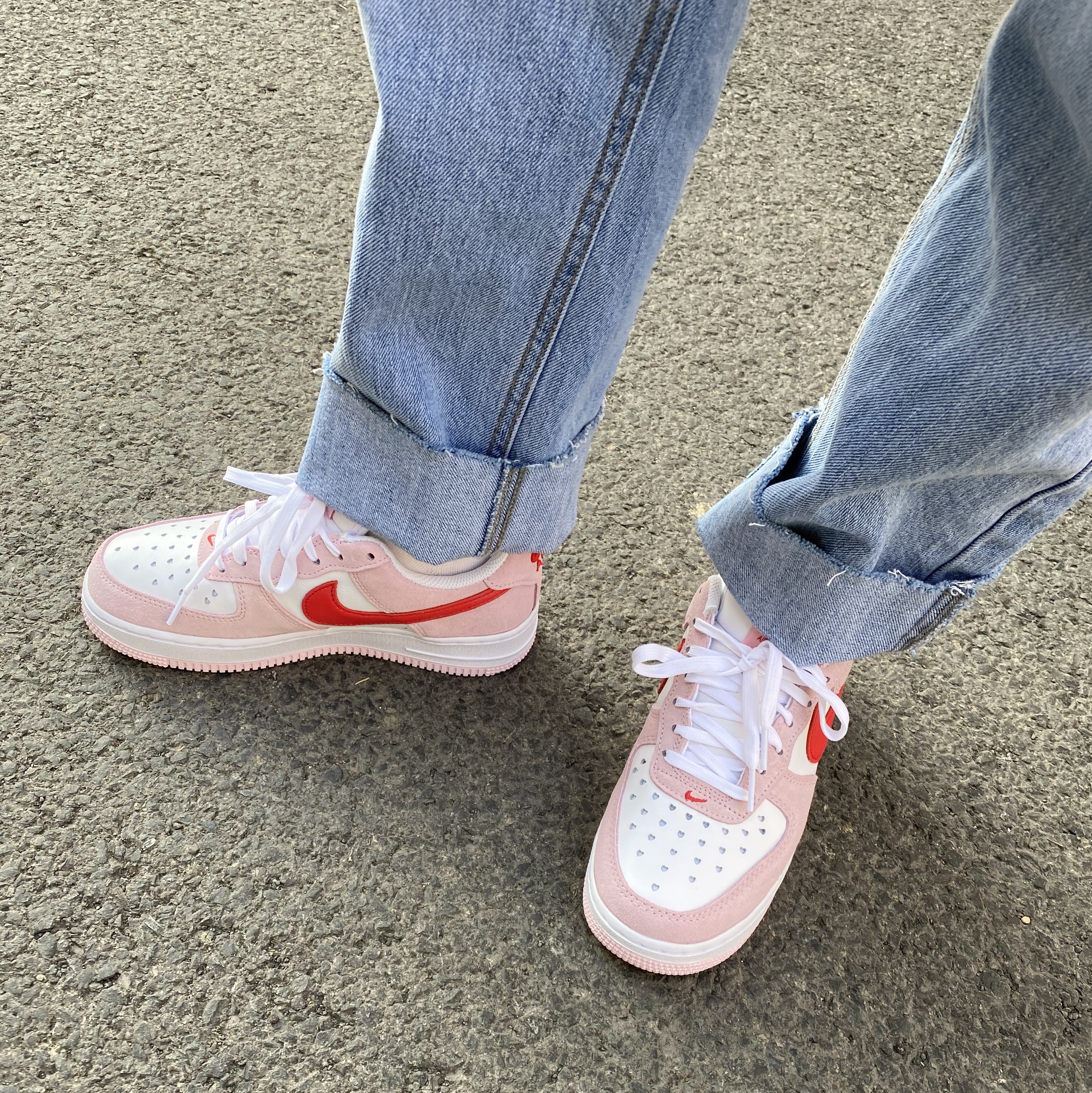 Nike Air Force 1 '07 QS Valentine's Day 착용 스타일 - 1