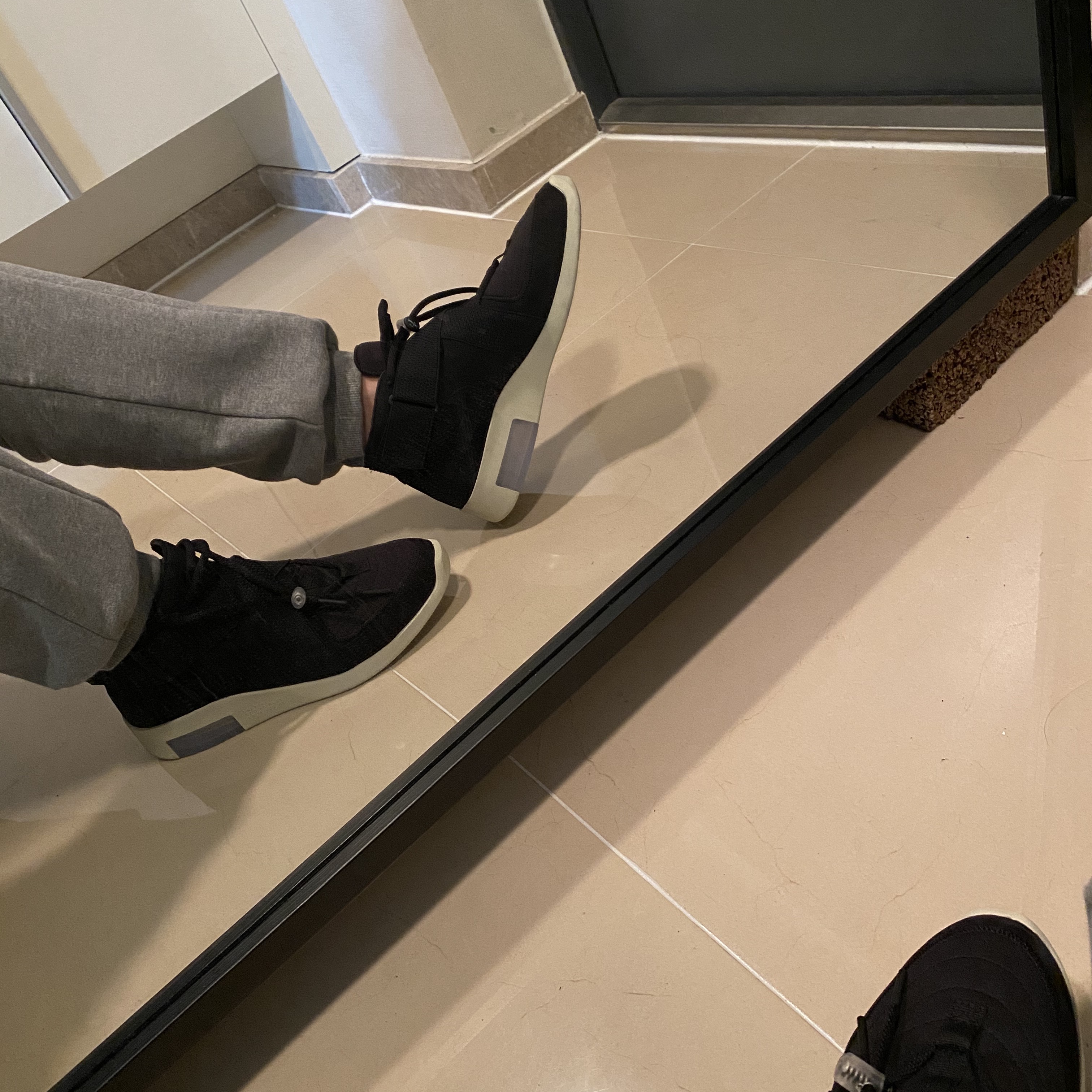 Nike x Fear of God Air Fear of God Raid Black 착용 스타일 - 3