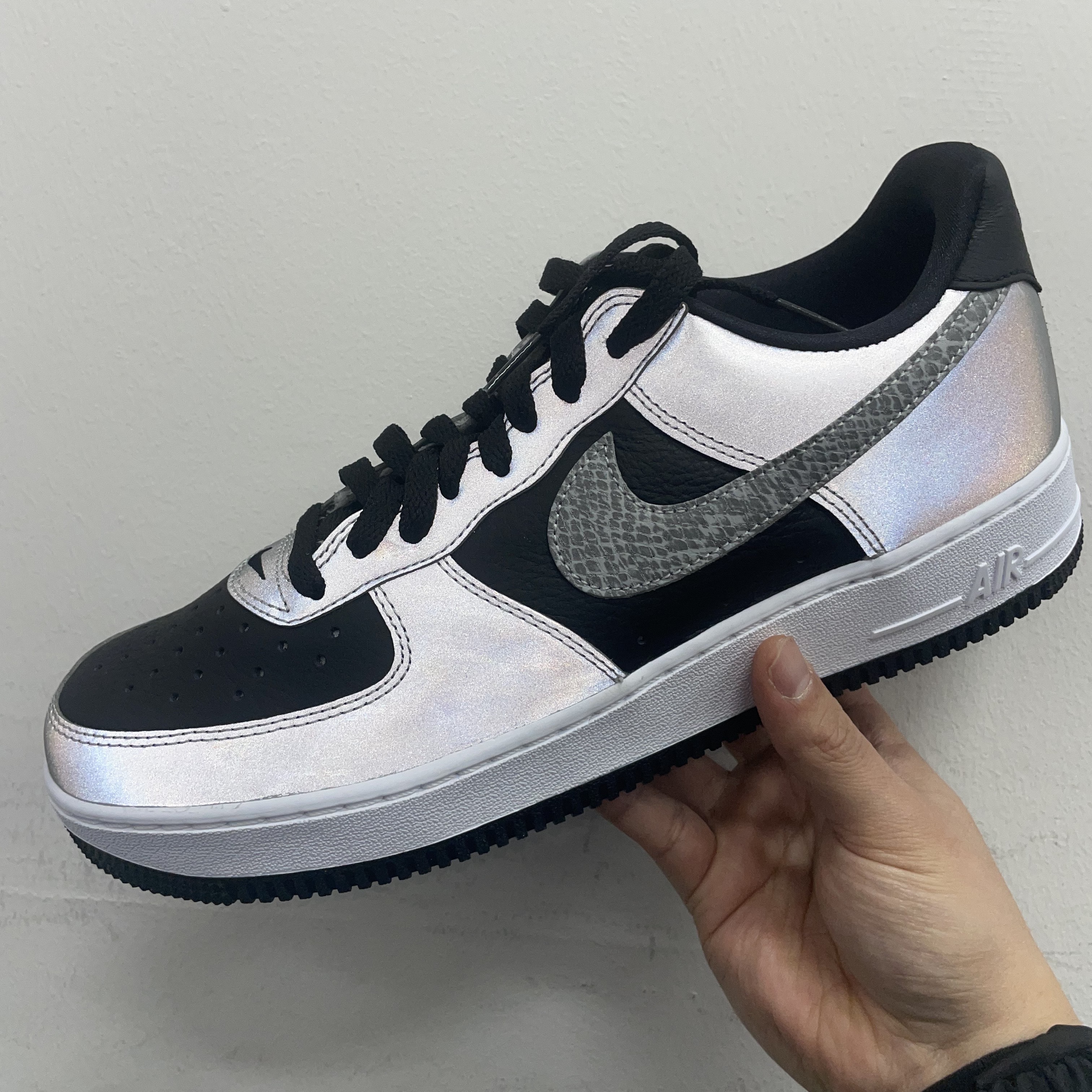 Nike Air Force 1 B Silver Snake 착용 스타일 - 2