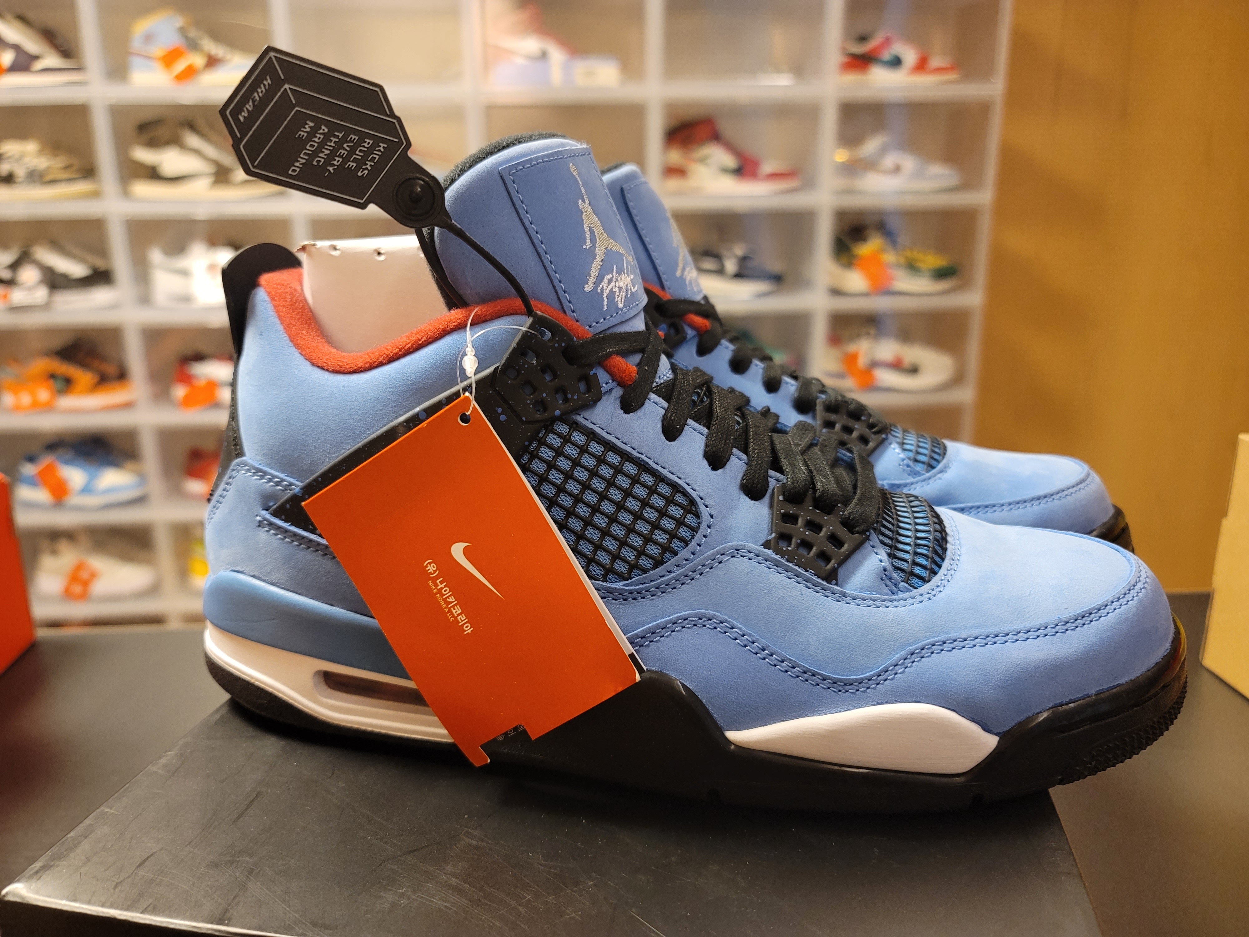 Jordan 4 x Travis Scott Retro Cactus Jack 착용 스타일 - 2